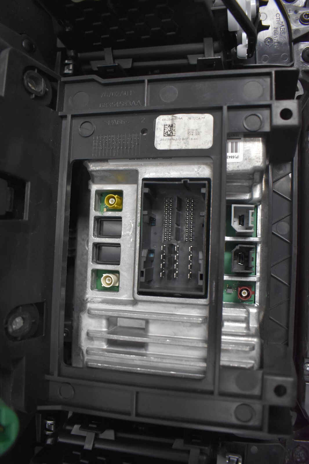 2020 RAM 2500 8.4″ UCONNECT 4 OEM RADIO W/ CONTROL PANEL & SCREEN UCM NON-NAV