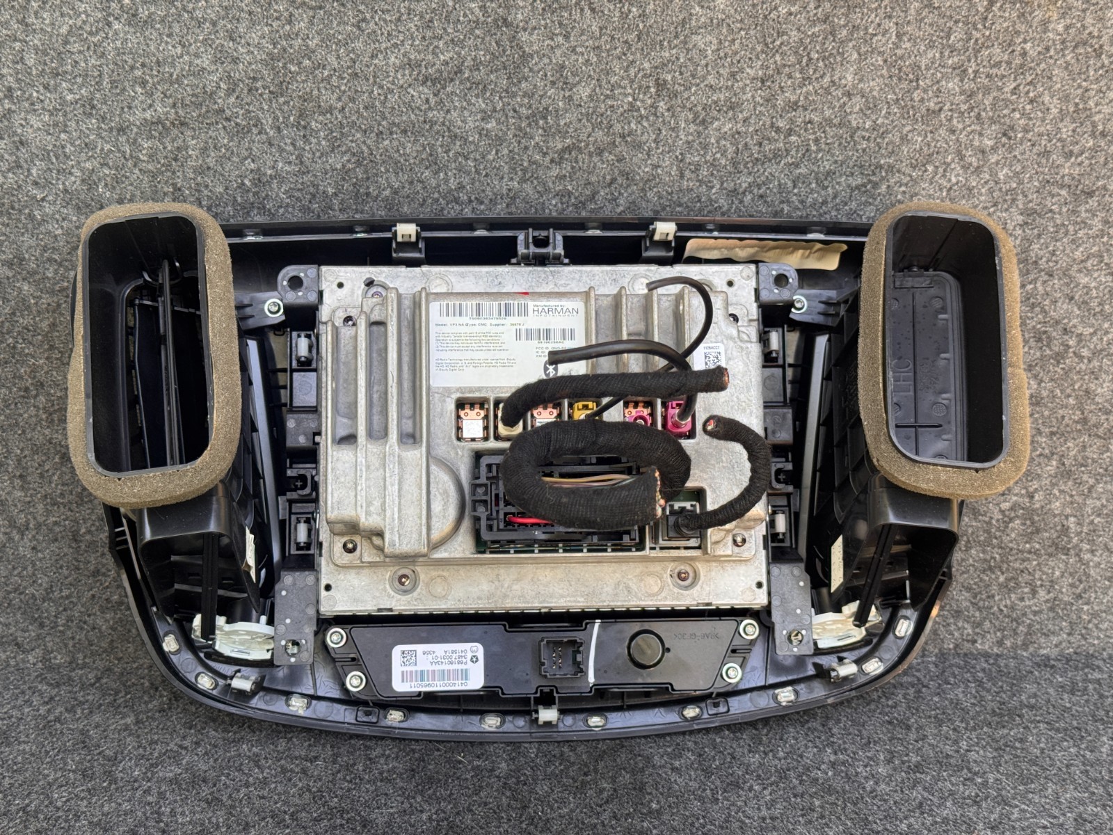 2015-2017 CHRYSLER 200 8.4 VP3 NA UCONNECT AM FM RADIO CLIMATE W/ BEZEL OEM