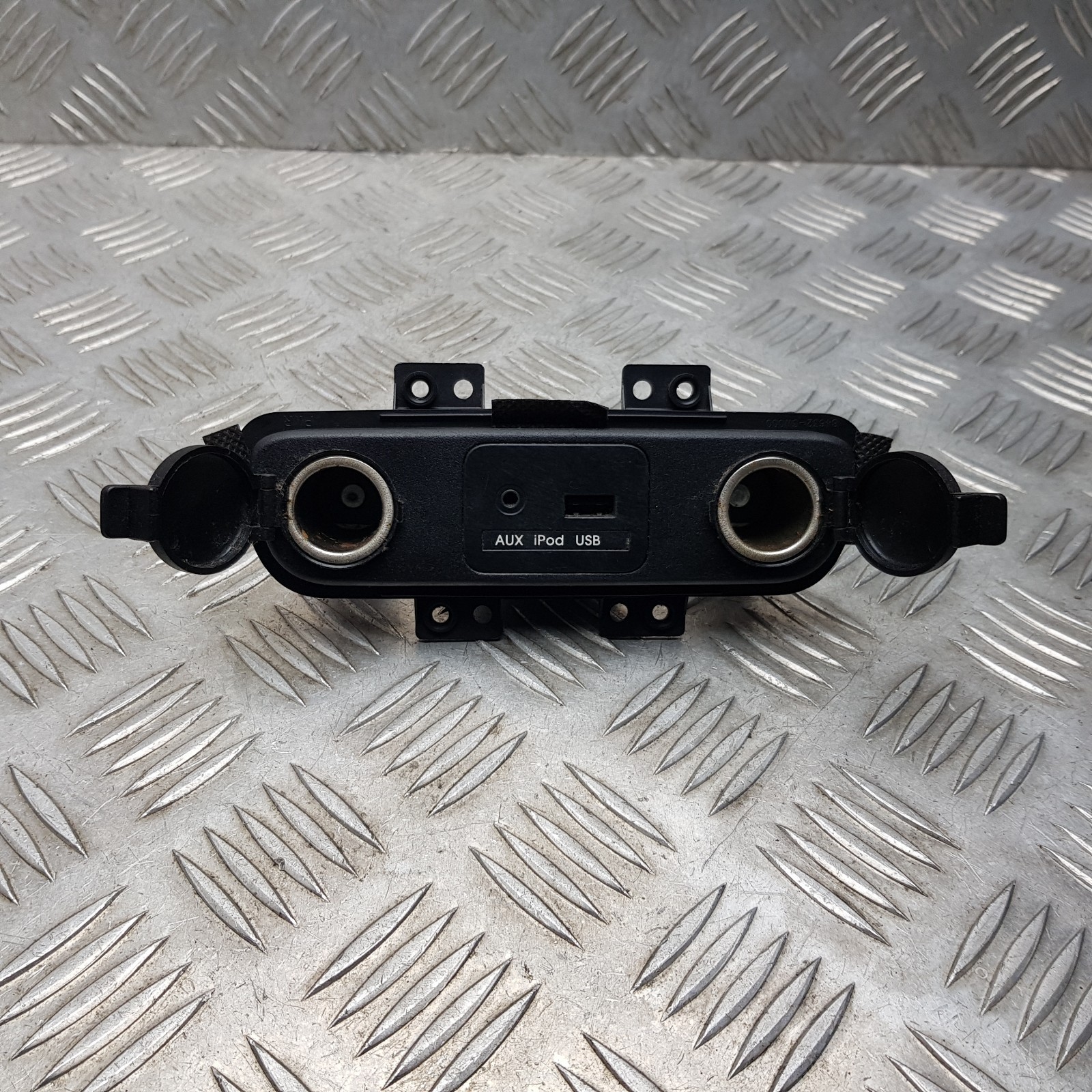 2013 KIA SPORTAGE MK3 USB AUX IN 12 V POWER PORT SOCKET