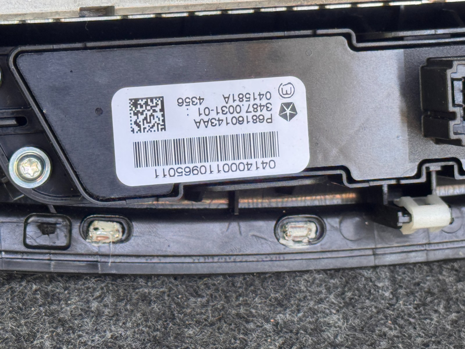 2015-2017 CHRYSLER 200 8.4 VP3 NA UCONNECT AM FM RADIO CLIMATE W/ BEZEL OEM