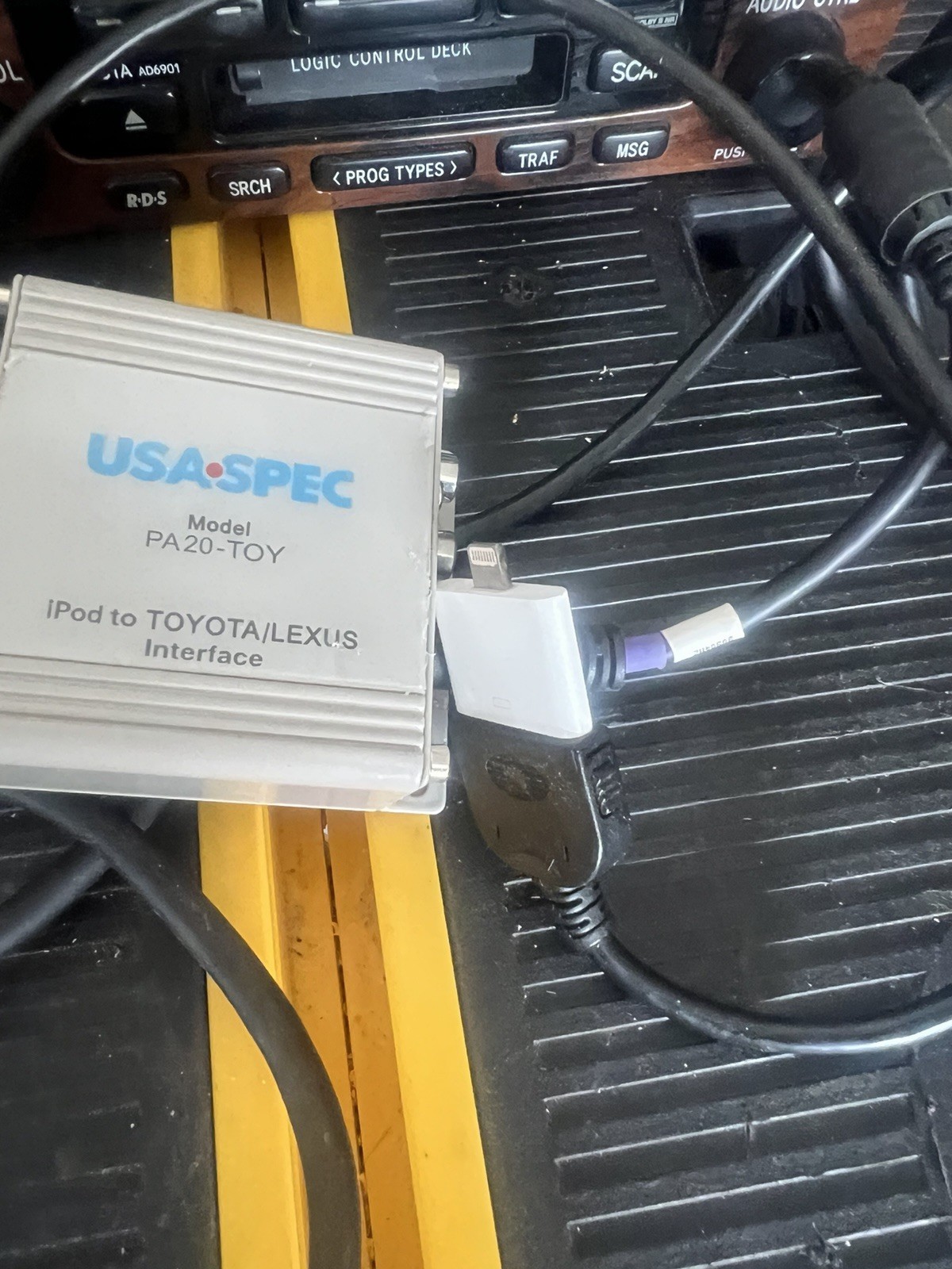 2004 Toyota Avalon Stereo/CD stuck inside. Includes iPhone interface.