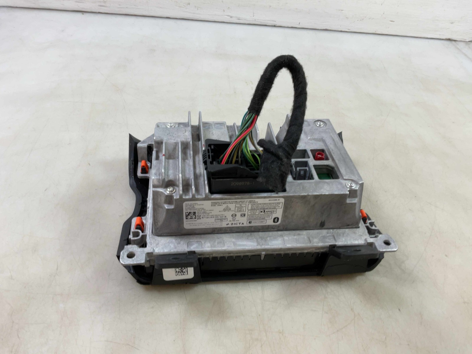 Jeep Wrangler JL OEM 8.4 Touchscreen Radio w Trim Panel 2021-2022 179979