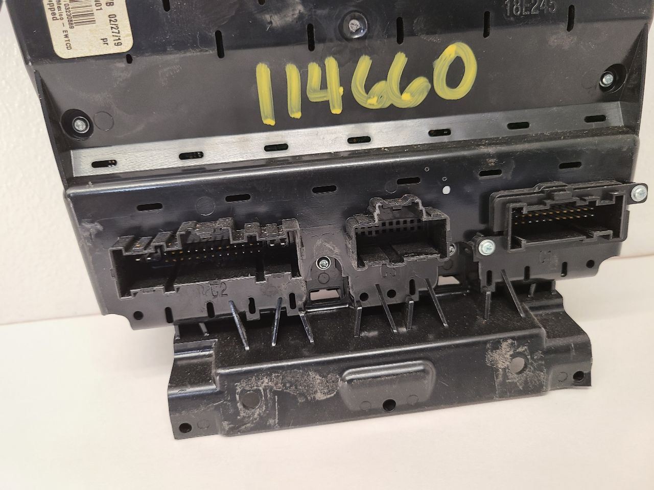 2019- 2020 Ford Edge Audio Equipment Radio Control Panel 8.0″ Screen Openin