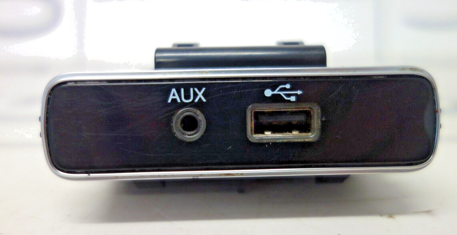 Fiat 500 USB & Aux Socket (735628336)
