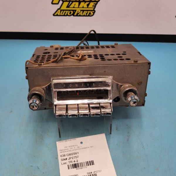 AM RADIO WITH KNOBS FITS 1961 BONNEVILLE “989693” UNTESTED 1081173