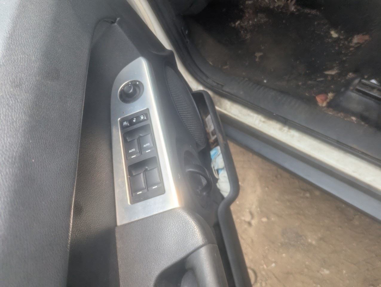 2008-2010 Dodge Dakota Radio AM FM CD-MP3 Face Plate ID RES OEM 1383414