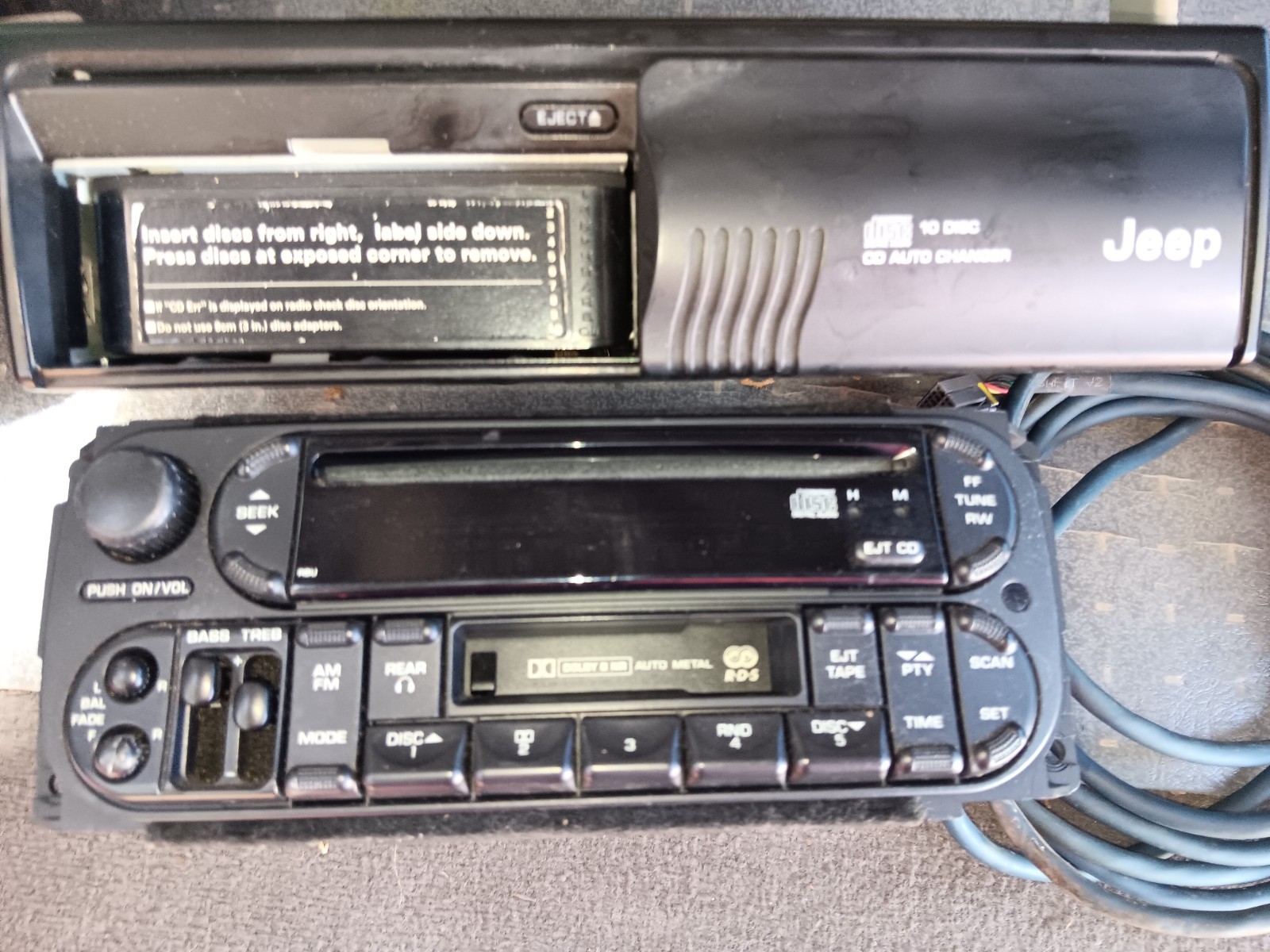 1999-2004 Jeep Radio AM/FM/Cassette /CD with 10 Disk CD changer with DATA cable
