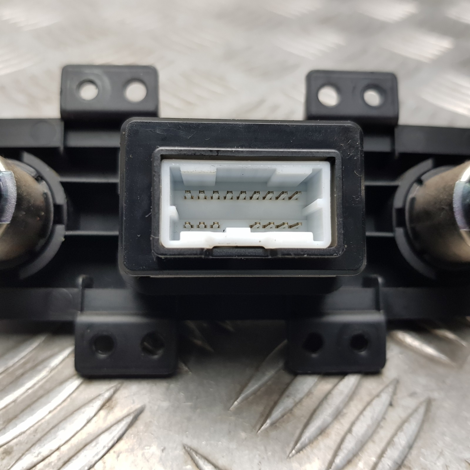 2013 KIA SPORTAGE MK3 USB AUX IN 12 V POWER PORT SOCKET