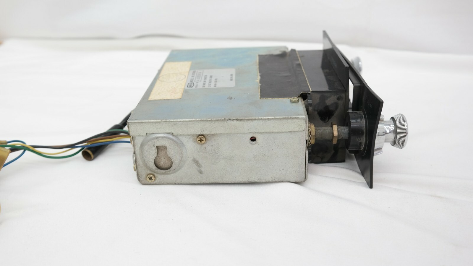 Vintage A-R-A Car Radio AM Push button Model 6703100 12 Volt Negative Ground TF