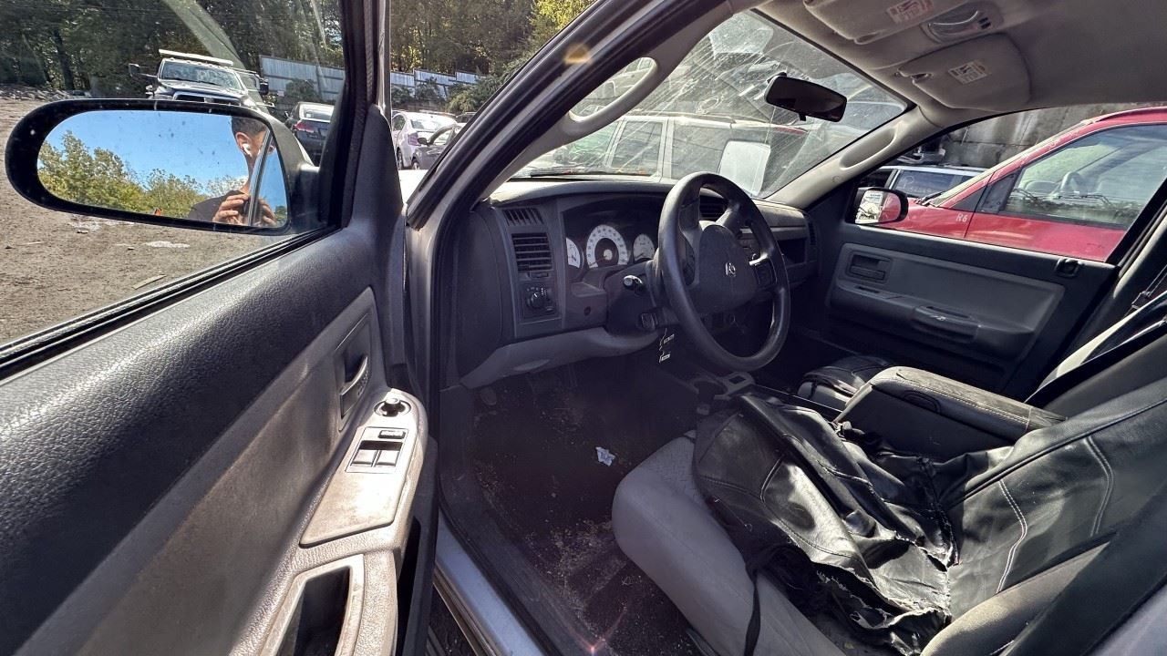 2008-2010 Dodge Dakota Radio AM FM CD-MP3 Face Plate ID RES OEM 1412321