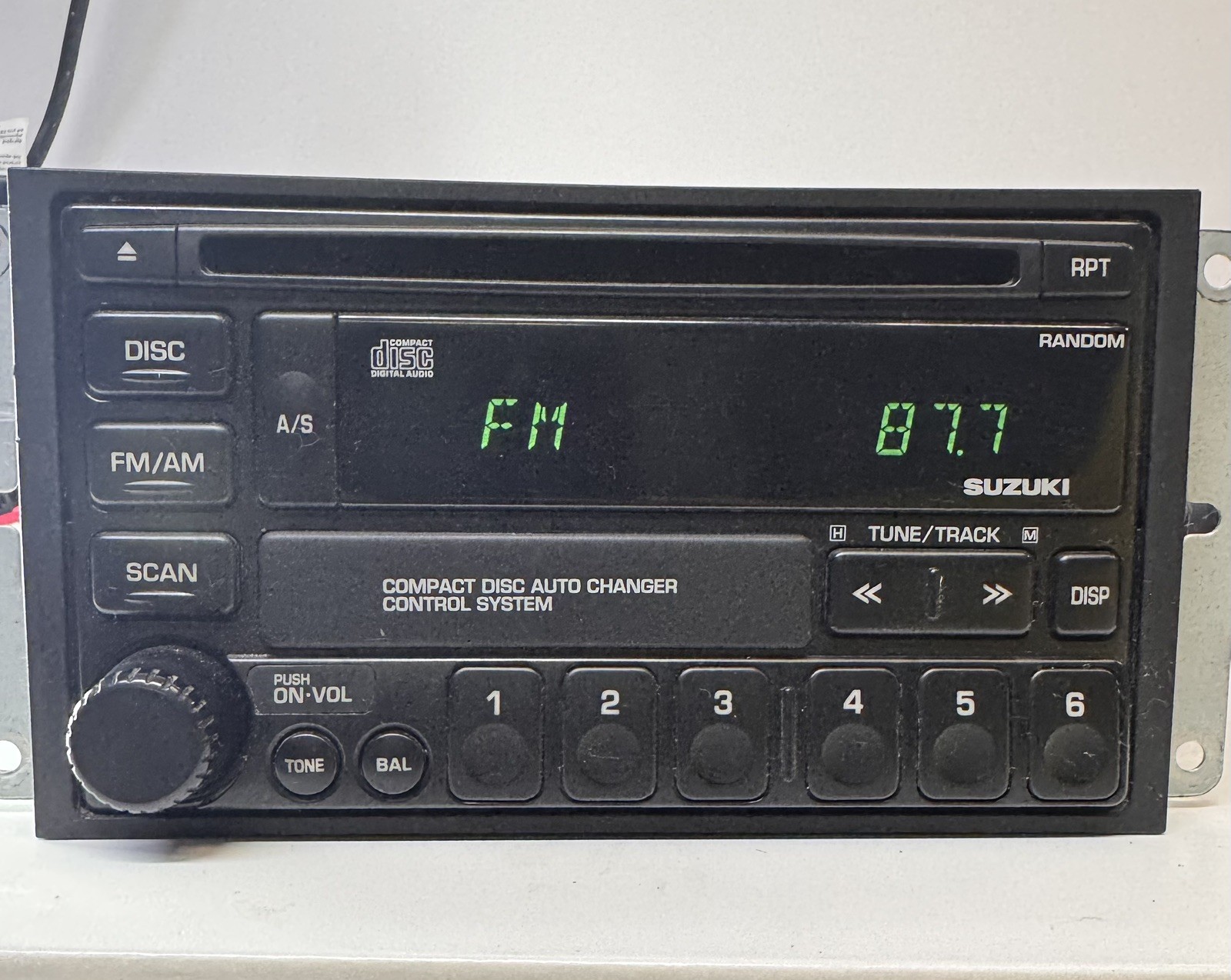 1999-2004 Suzuki Grand Vitara – Factory OEM Clarion CD Player / Stereo – TESTED!
