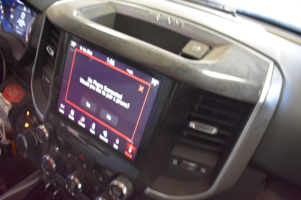 2019 RAM 1500 8.4″ UCONNECT 4 OEM RADIO W/ CONTROL PANEL & RECEIVER UAV NAV