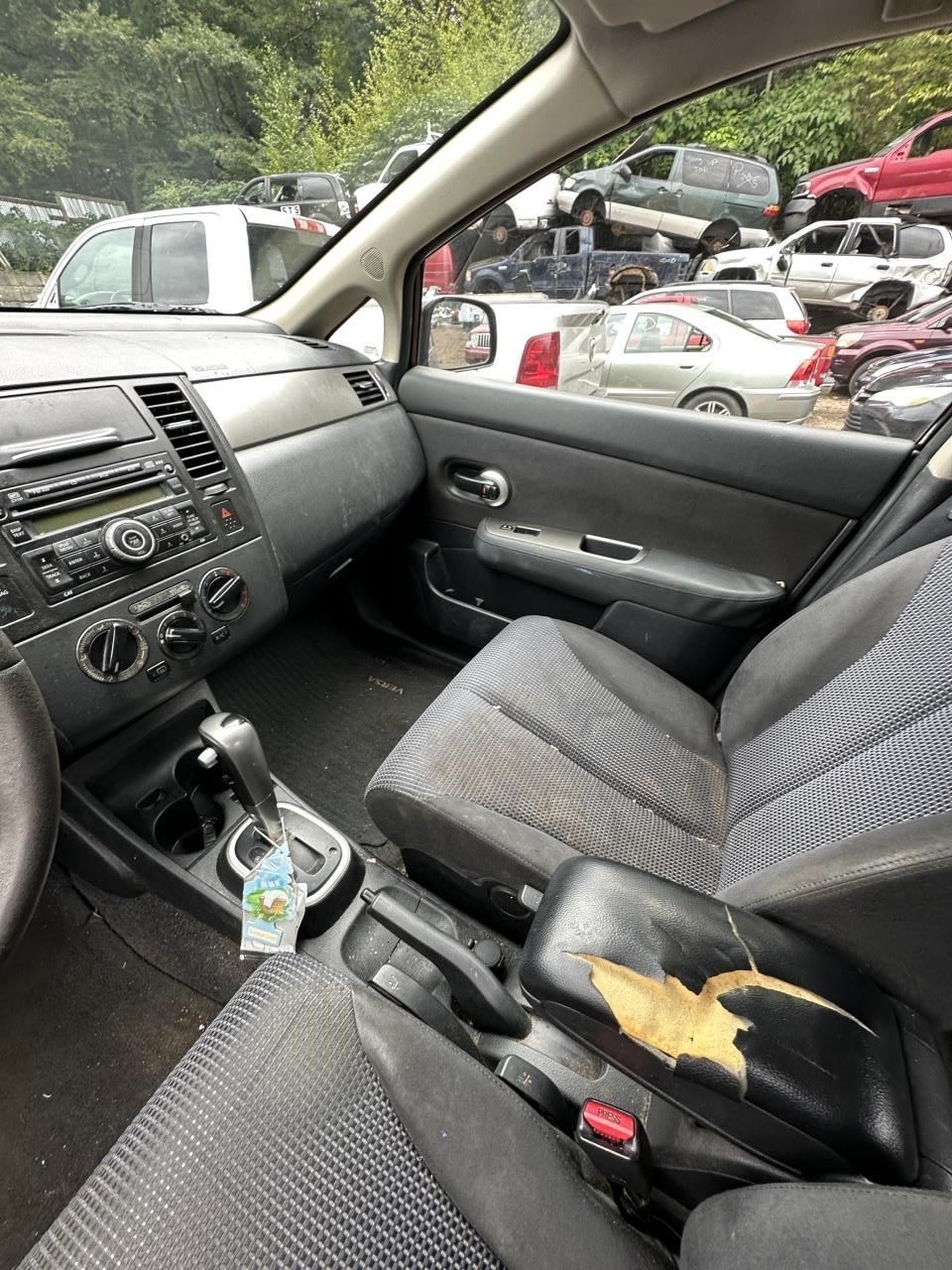 2010-2012 Nissan Versa Radio AM FM CD Hatchback Stereo Receiver OEM 1382544