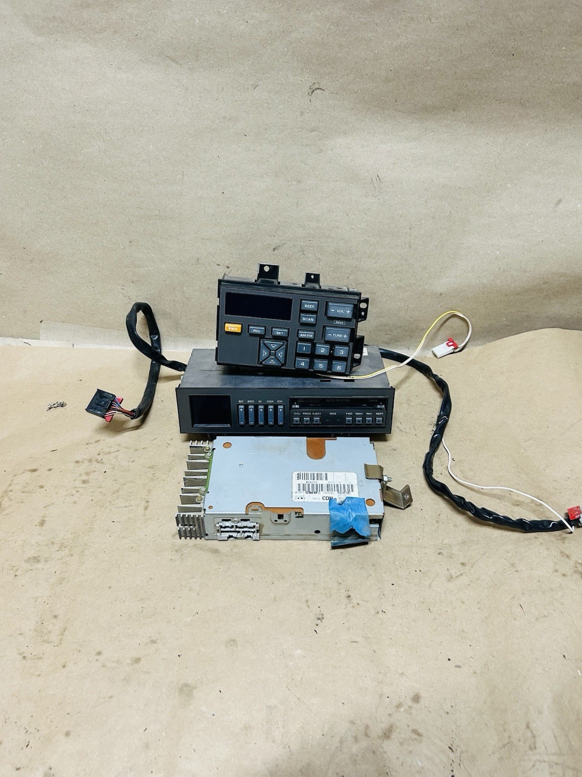 1988-1994 CHEVY GMC C/K TRUCK SUBURBAN FACTORY RADIO AMP EQ TAPE DECK OEM DELCO