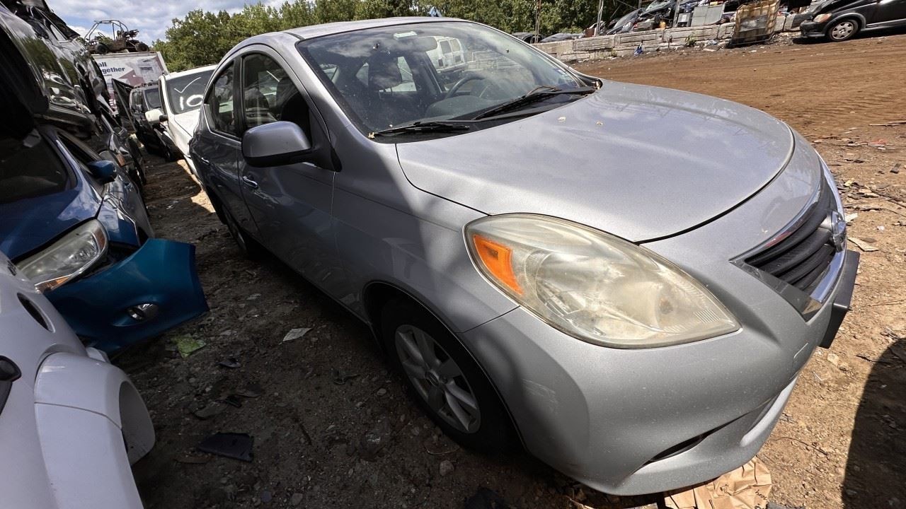 2011-2012 Nissan Versa Radio Receiver AM FM CD Hatchback OEM 1570164