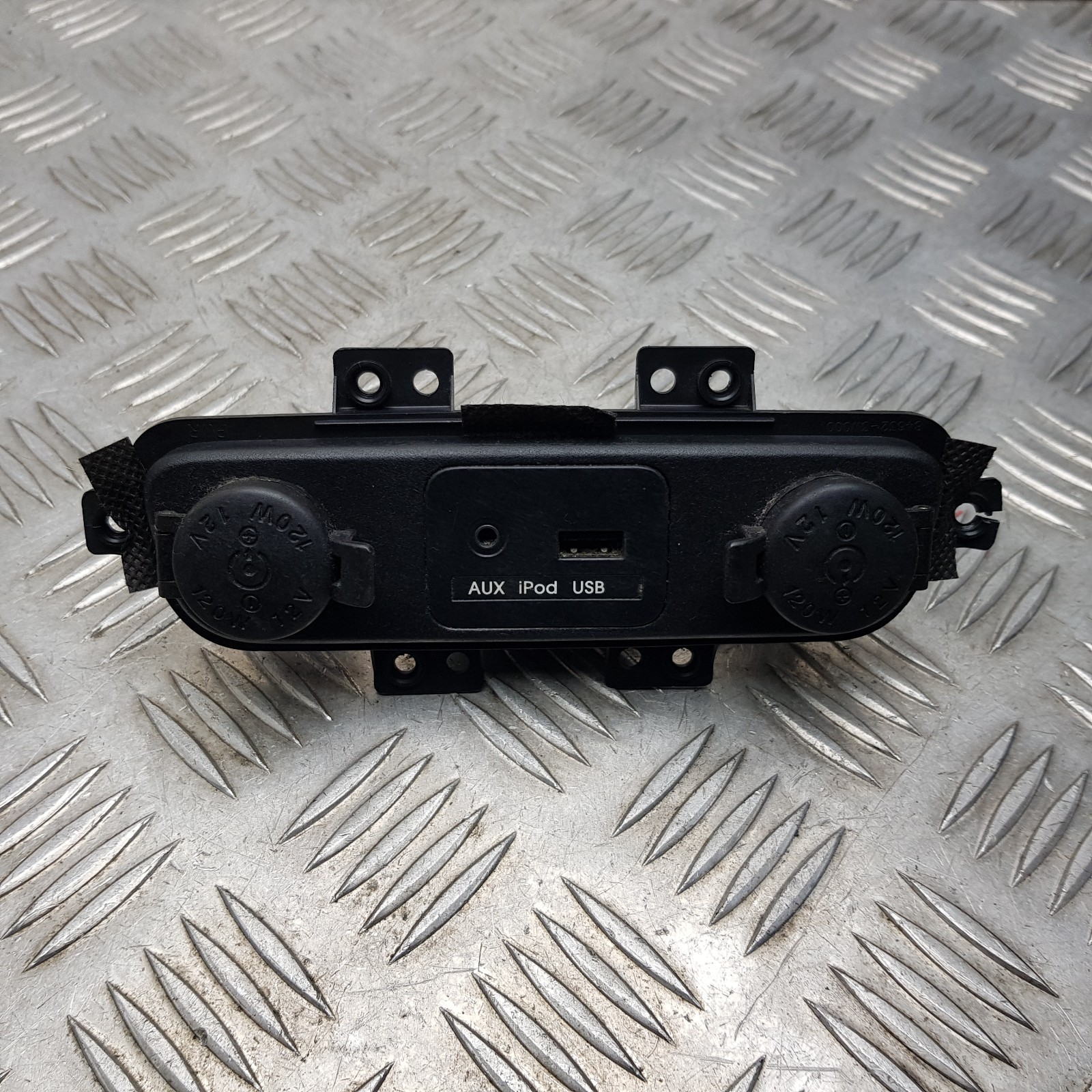 2013 KIA SPORTAGE MK3 USB AUX IN 12 V POWER PORT SOCKET