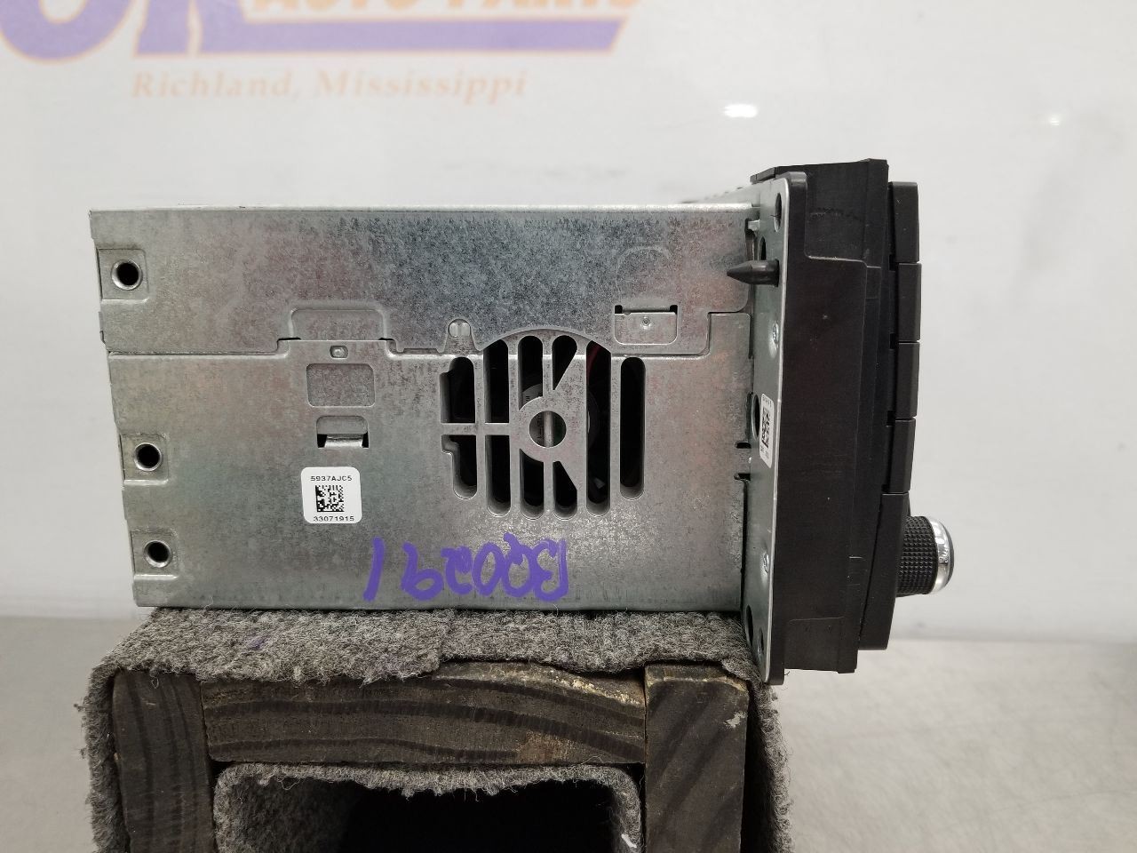 08 DODGE CHARGER SUPER BEE RADIO AUDIO RECEIVER AND DISPLAY ID RER ON FACE PLATE