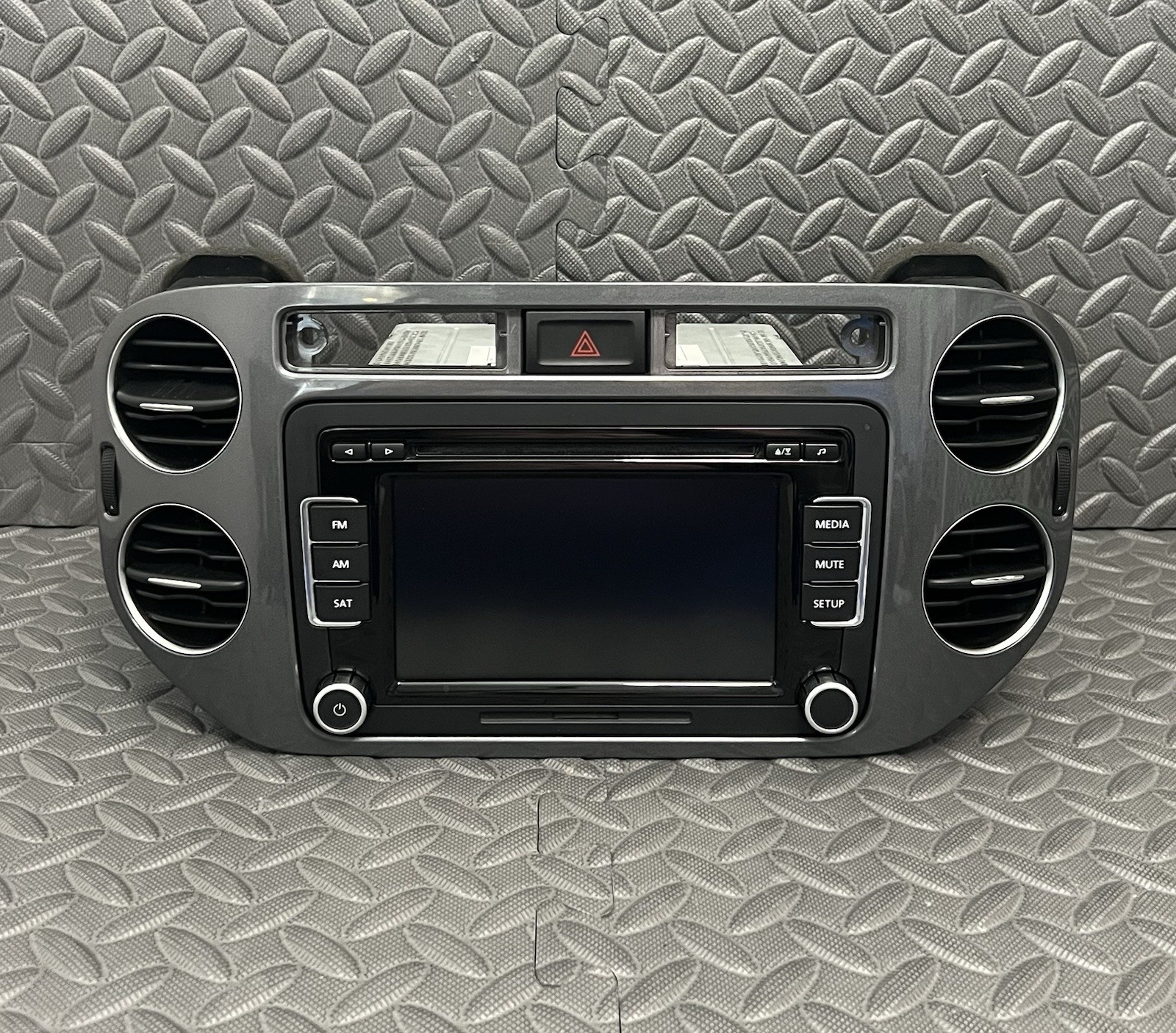 2009-2017 VW VOLKSWAGEN TIGUAN RADIO HEAD UNIT WITH DASH BEZEL OEM 5NO 858 071