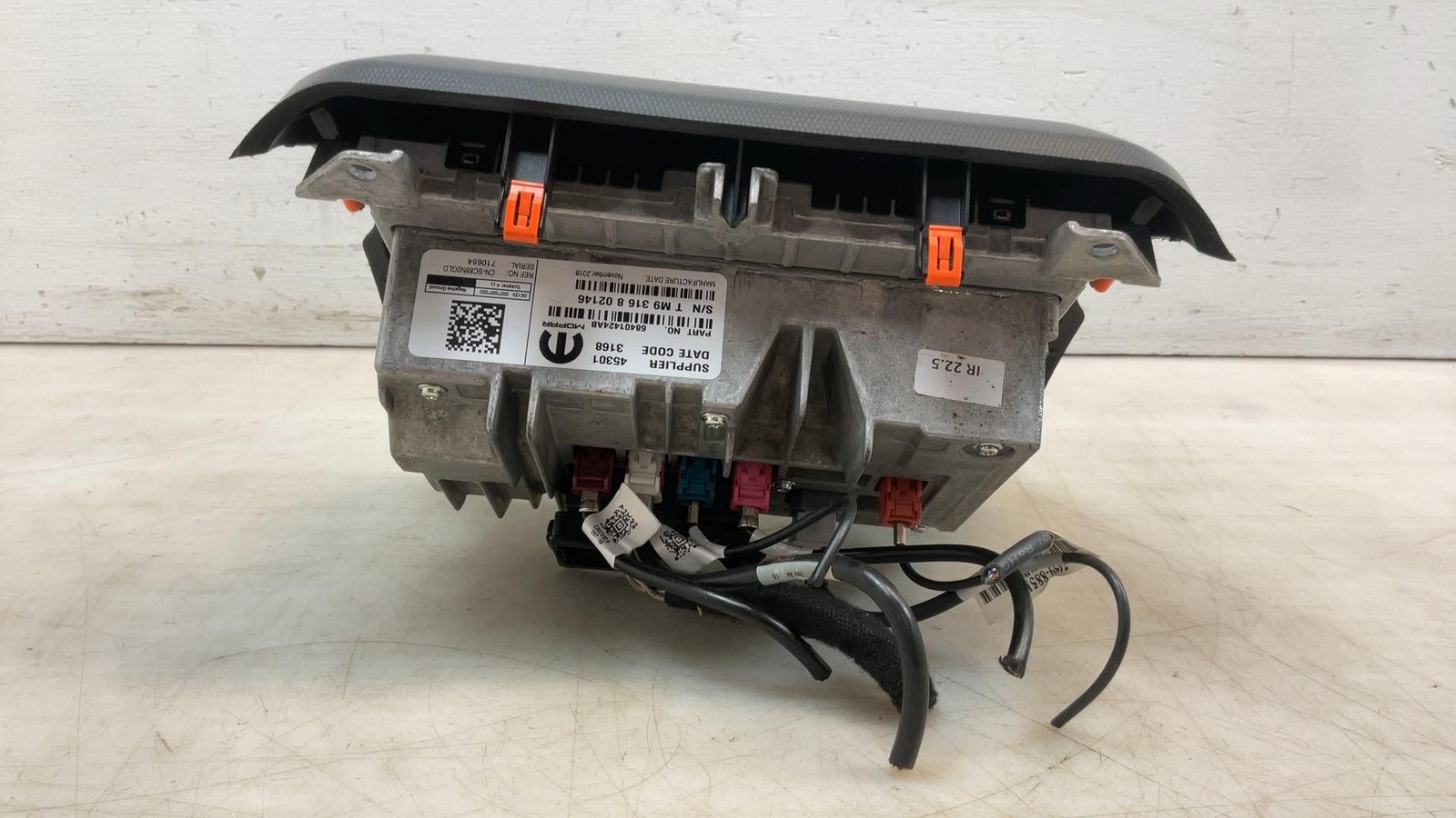 Jeep Wrangler JL OEM 8.4 Touchscreen Radio w Trim Panel 2019-2020 096885