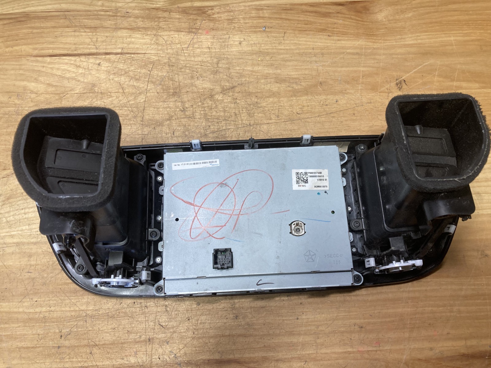 2018-2020 Chrysler Pacifica Radio Information Display Screen Panel 68316174AB