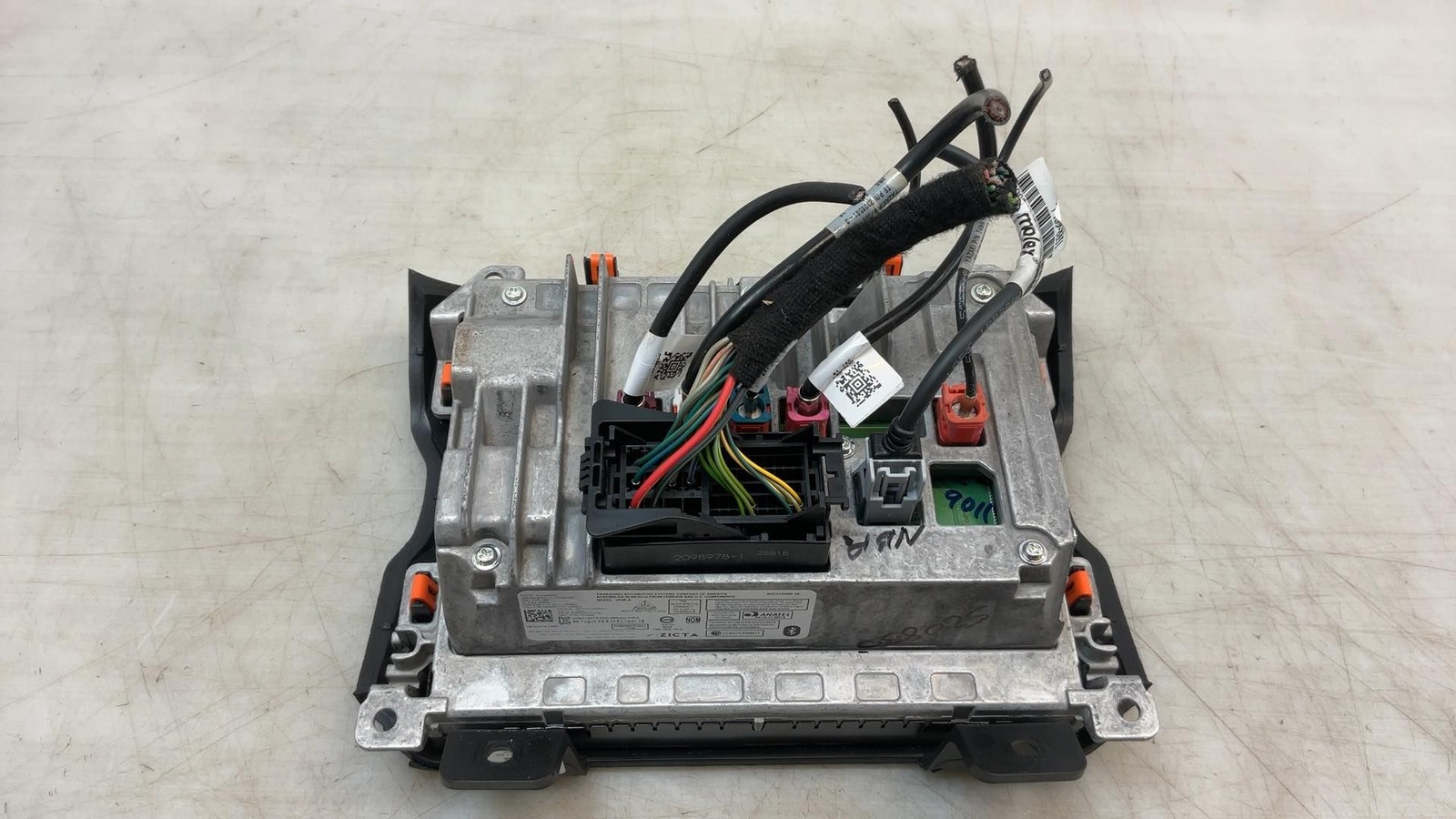 Jeep Wrangler JL OEM 8.4 Touchscreen Radio w Trim Panel 2019-2020 096885