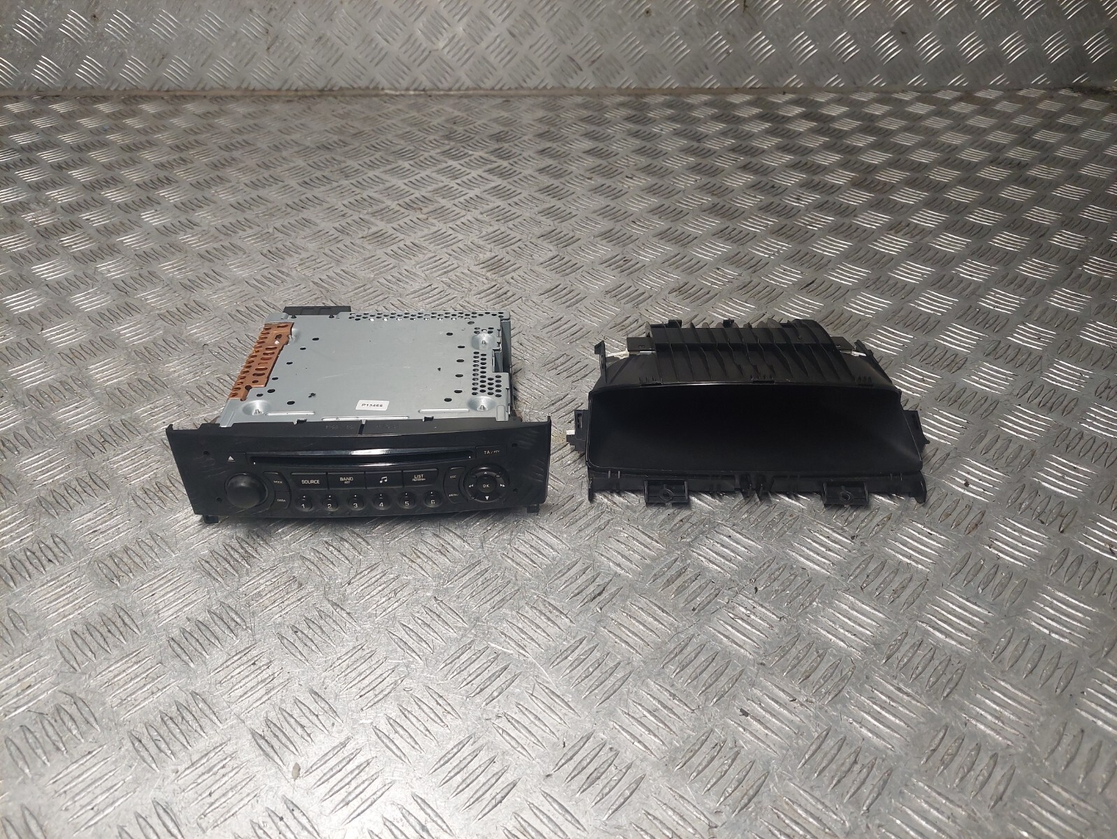 Peugeot RCZ GT 2010 radio stereo CD player head unit & digital display screen