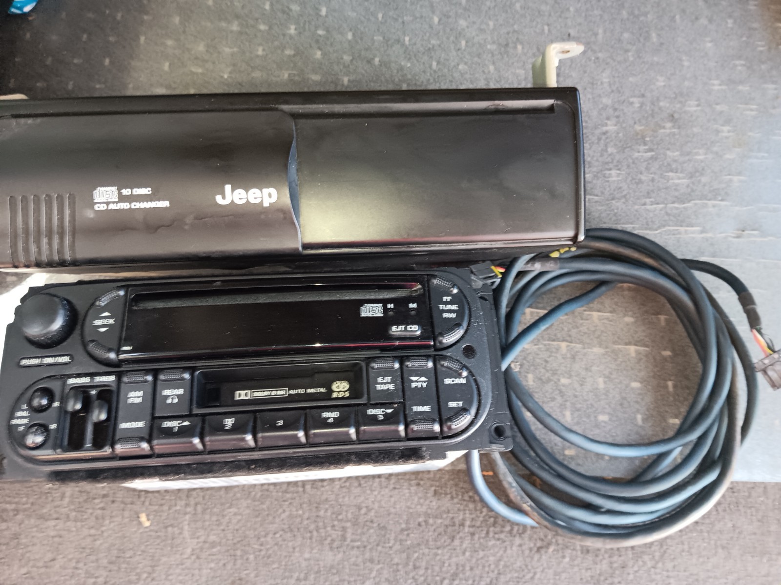 1999-2004 Jeep Radio AM/FM/Cassette /CD with 10 Disk CD changer with DATA cable