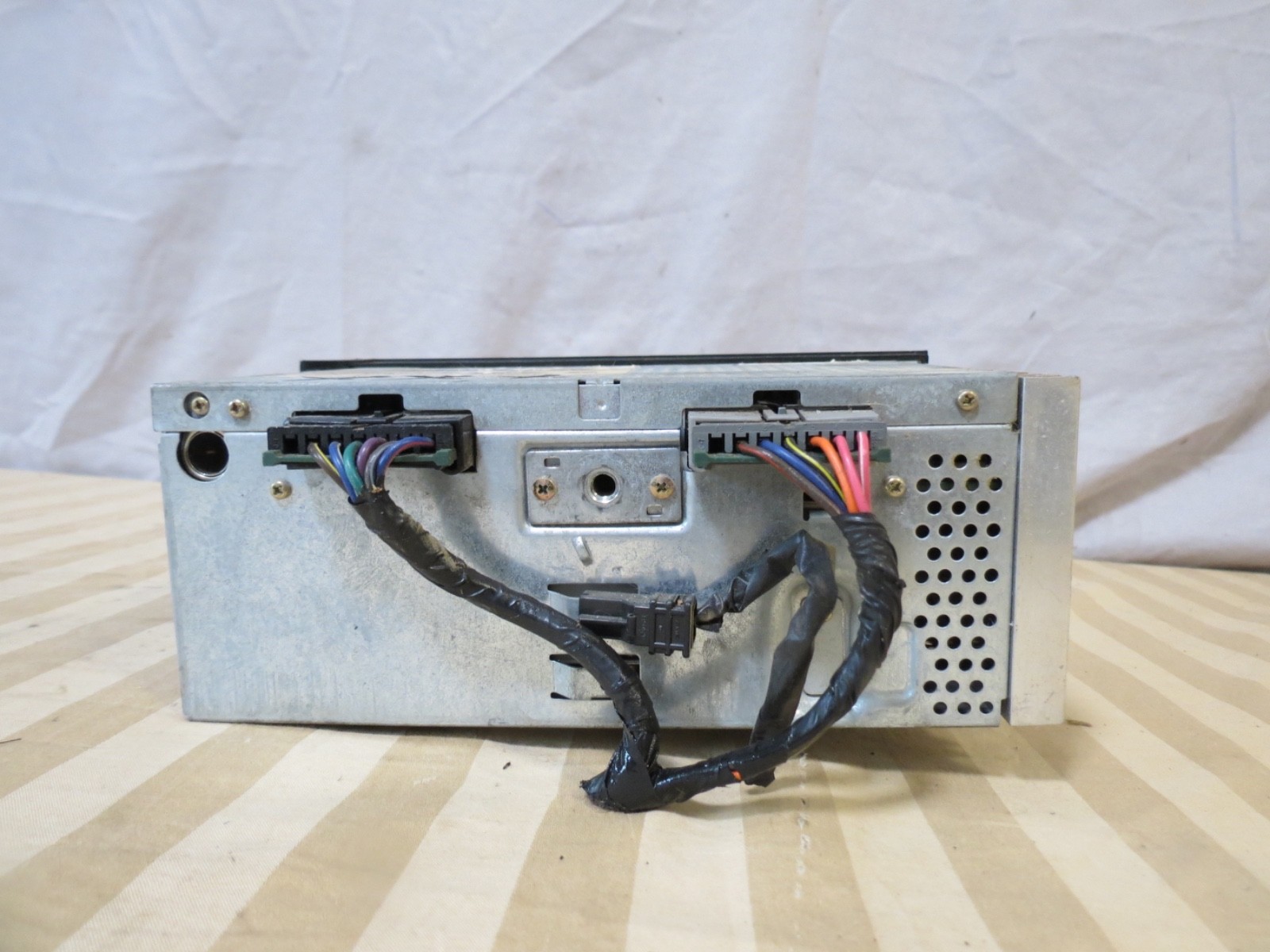 98 99 00 01 02 RAM Wrangler Dakota Caravan T&C AM FM Radio CD Player 04704373AE