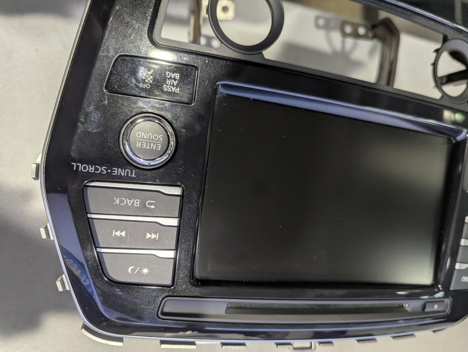 19 20 MAXIMA Radio Display and Receiver, w/Navigation Option. ID 25915DJ0D