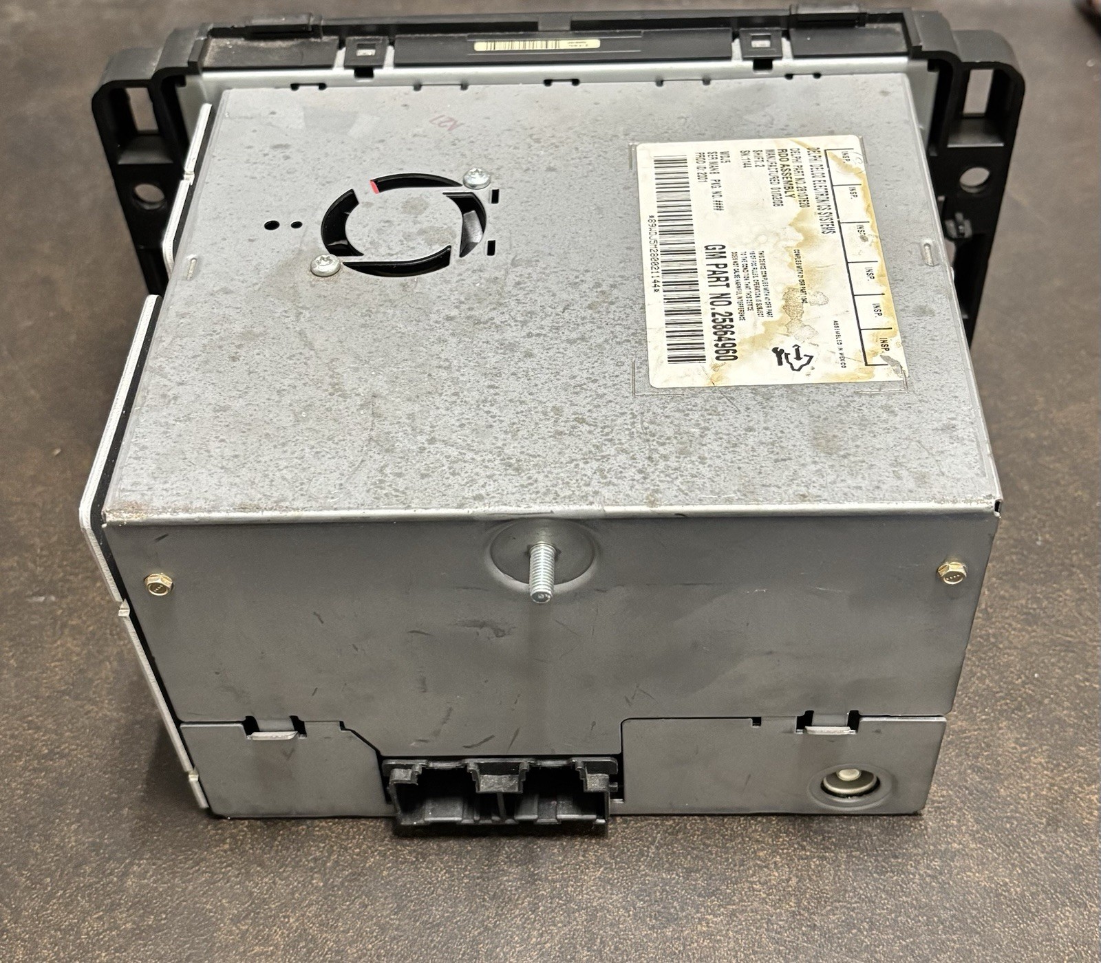 Delphi OEM GM radio with integrated AM/FM and CD player