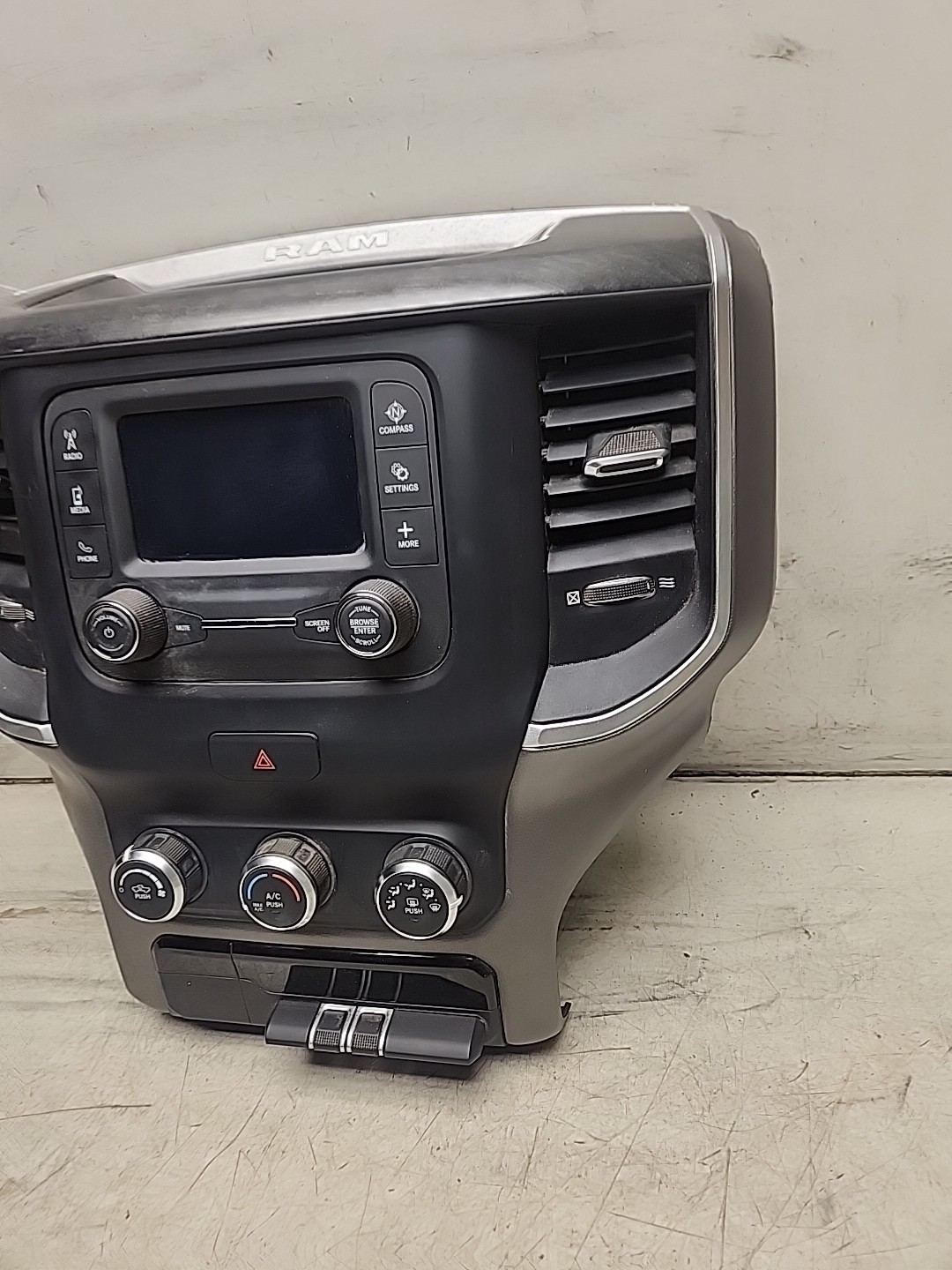 19-22 RAM VP2 UCONNECT 5″ TOUCHSCREEN SXM RADIO, A/C CONTROLS, VENTS BEZEL G600