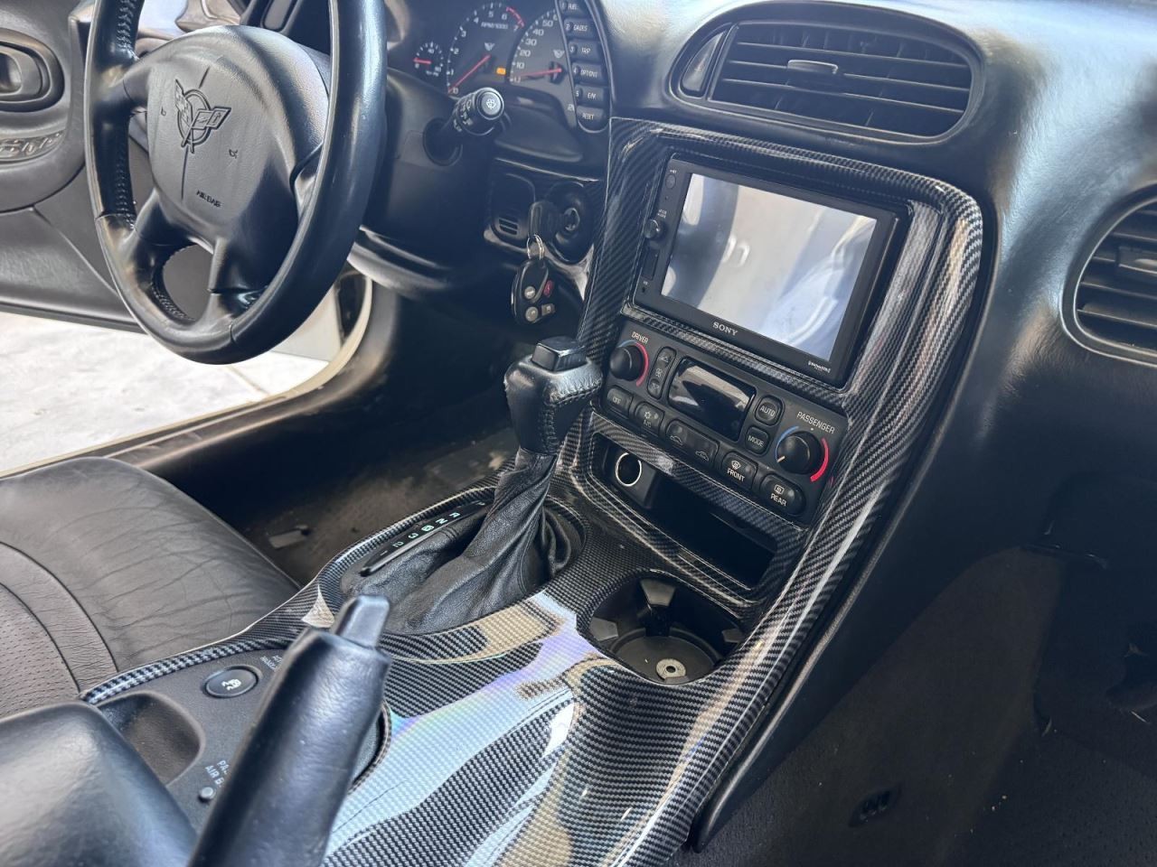97-04 CORVETTE C5 AFT SONY TOUCH SCREEN 6.2″ RADIO AND CARBON FIBER TRIM
