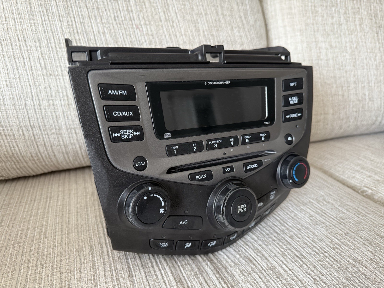 Honda Accord 2003-2007 OEM AM/FM 6-Disc CD Radio Receiver 39175-SDA-A120-M2 Used