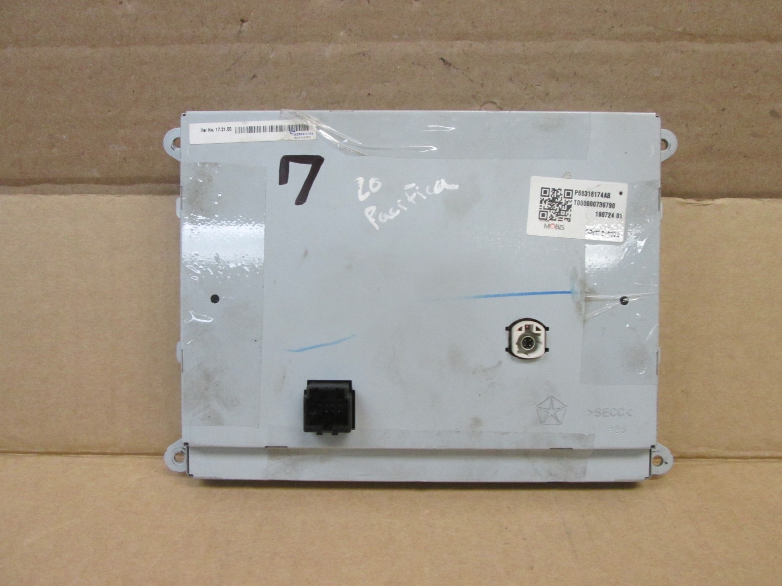 18 19 20 Chrysler Pacifica Radio Display Screen Receiver Assembly Unit 68316174
