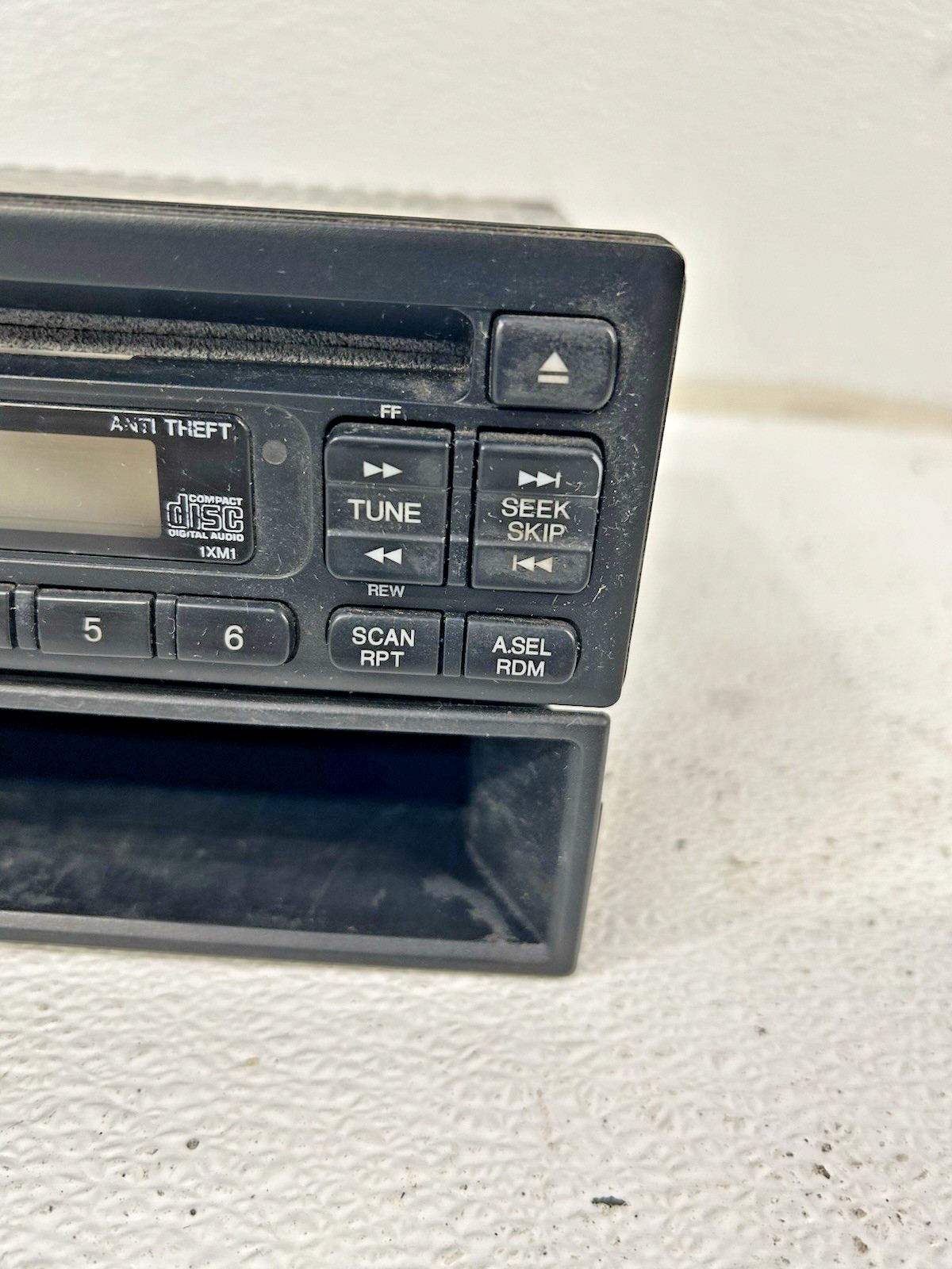 1999-2001 Honda CR-V CRV radio stereo CD player w cubby 39100-S10-A500 oem