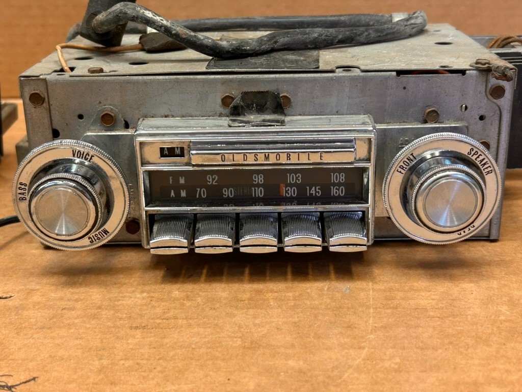1970 Oldsmobile Factory AM/FM Radio with Amplifier -Not Working- 03BFM1