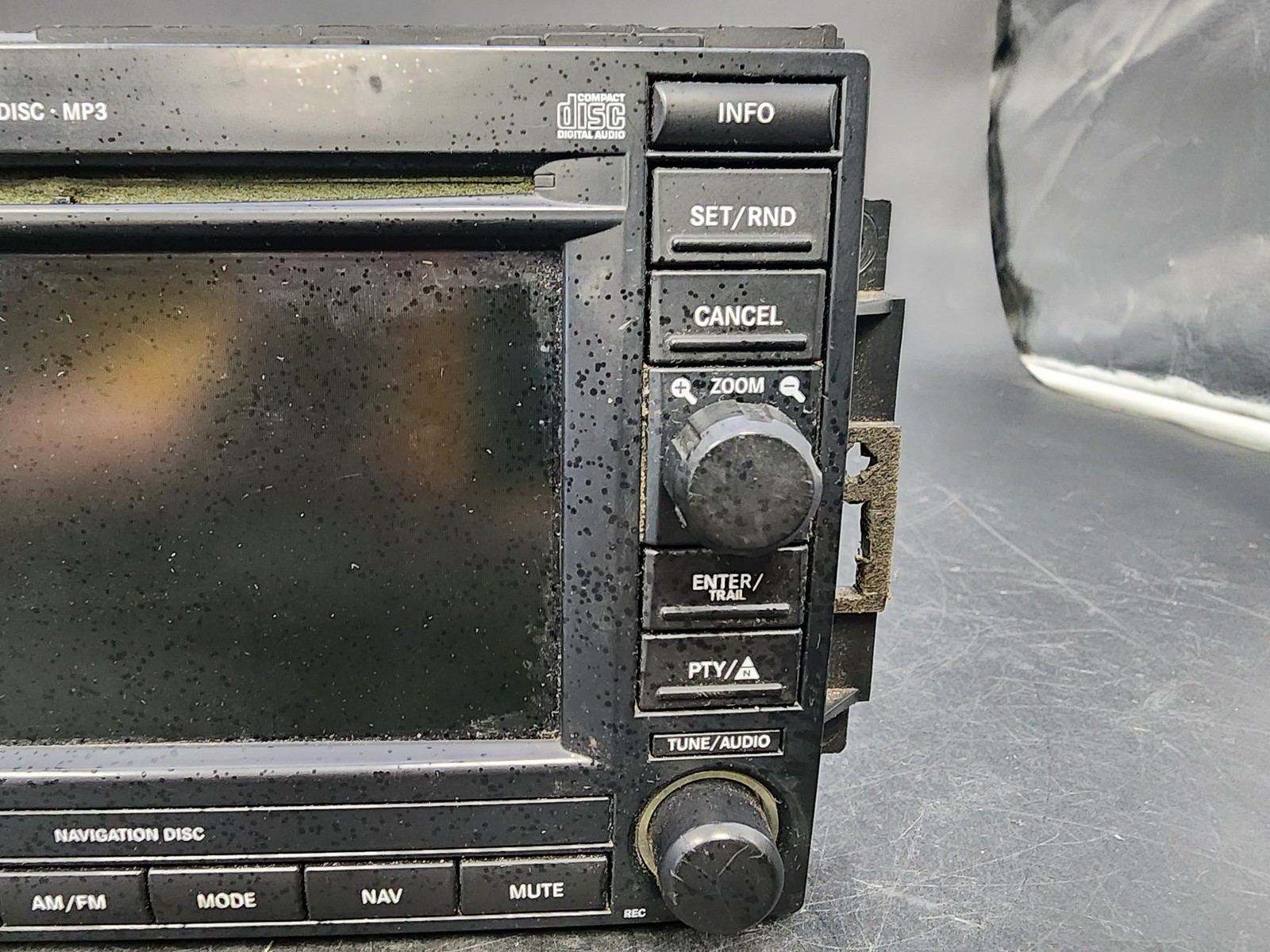 OEM 05 Jeep Dodge Chrysler REC MP3 6-CD AM FM NAV Radio P56038646AL Used