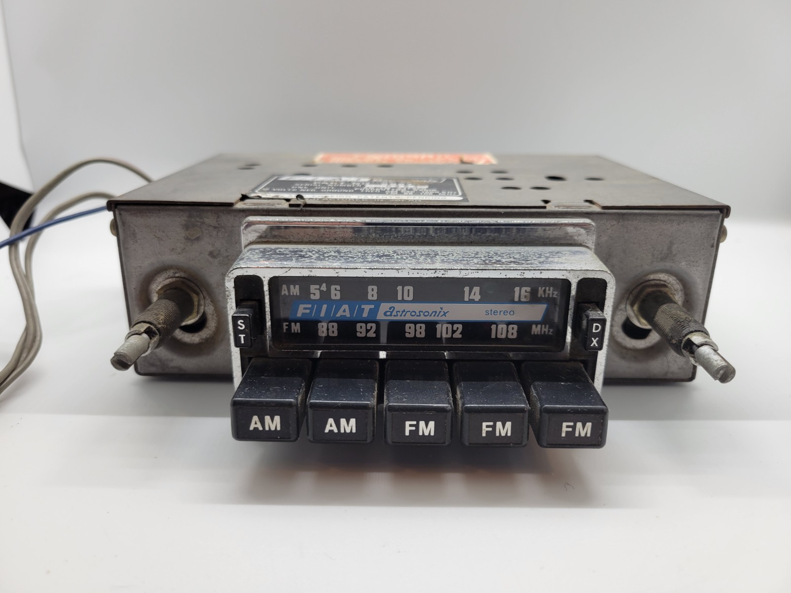 Fiat Astrosonix Stereo Pushbutton AM/FM Original Radio, Part # 8967