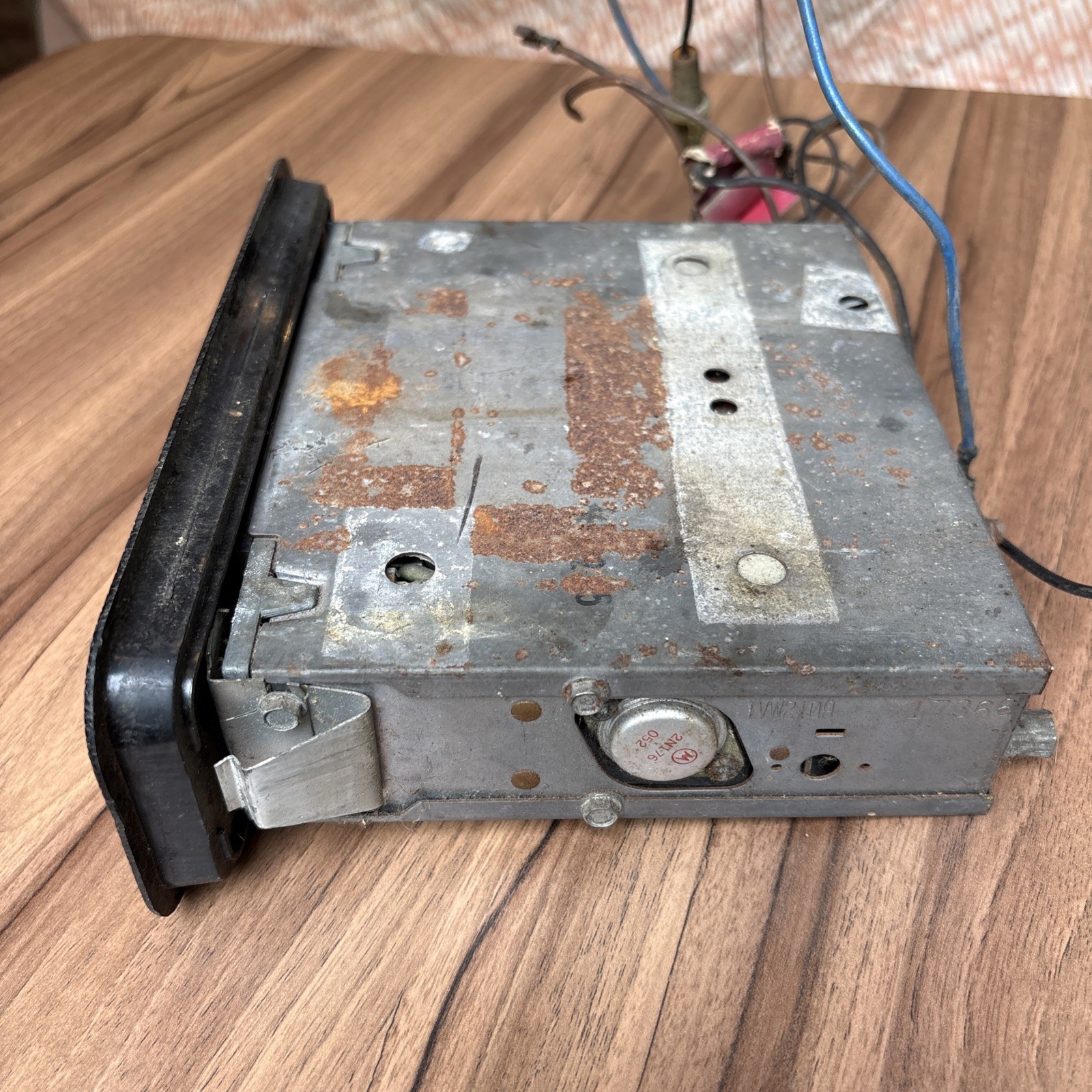 Volkswagen VW Beetle Bus AM/FM Radio Sapphire XIV Radio 12V
