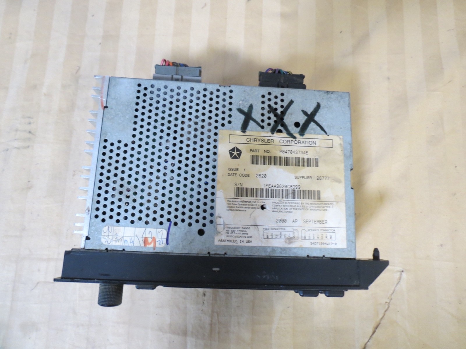 98 99 00 01 02 RAM Wrangler Dakota Caravan T&C AM FM Radio CD Player 04704373AE