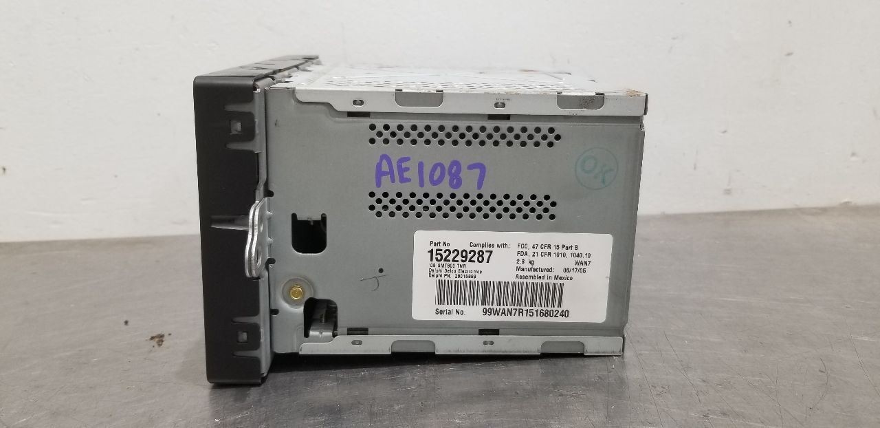 05 HUMMER H2 RADIO RECEIVER HEAD UNIT DISPLAY SCREEN 15229287