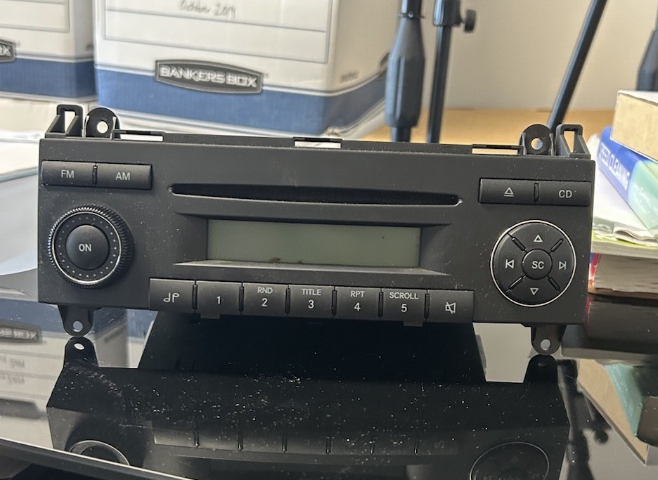 Mercedes-Benz OEM Radio CD Player Head Unit – Model HA1111 – MOBIS – A9069006001