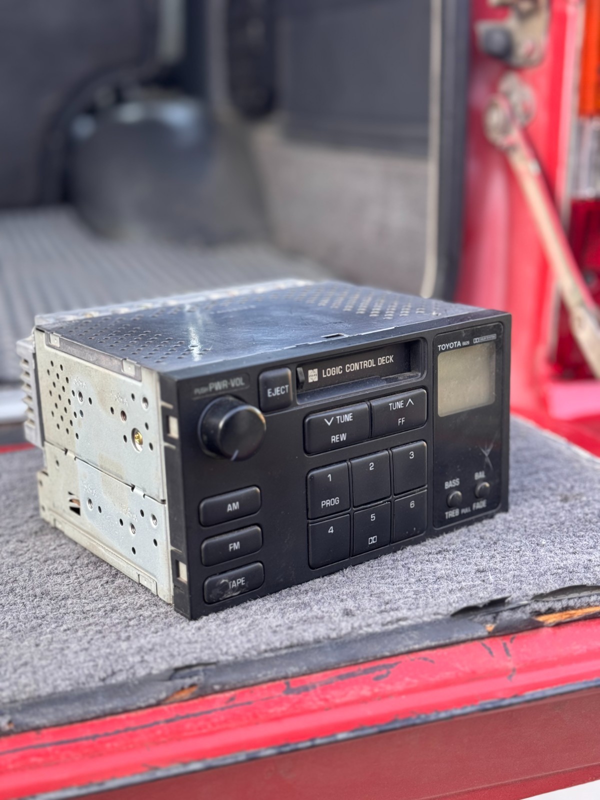 88 89 90 Toyota Land Cruiser FJ62 OEM Radio 86120-32370 (for parts/not working)