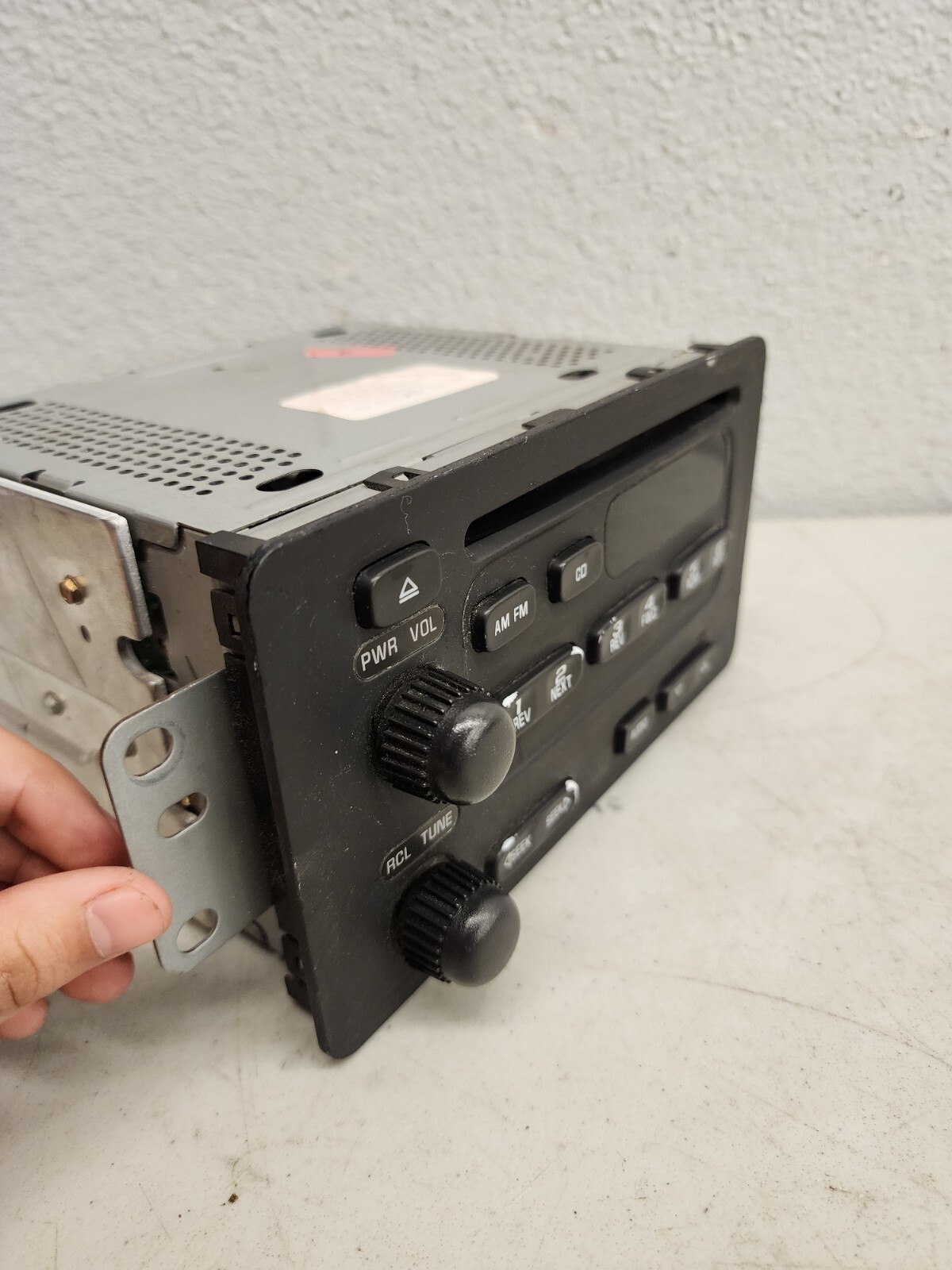 Stereo Radio AM FM CD Player 10315119 Fits 03-05 CHEVROLET CAVALIER B210-107353