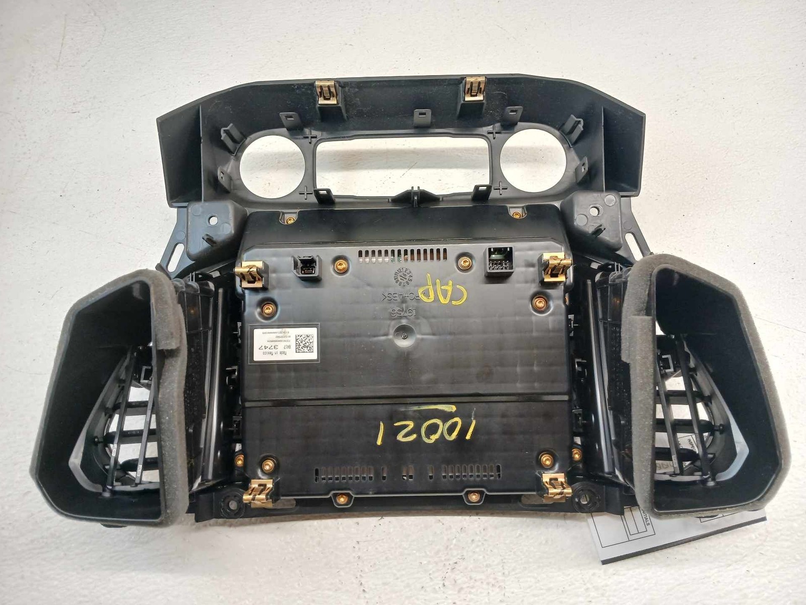 17 GMC Acadia Audio Equipment Radio & Control Panel **May Need Programming**