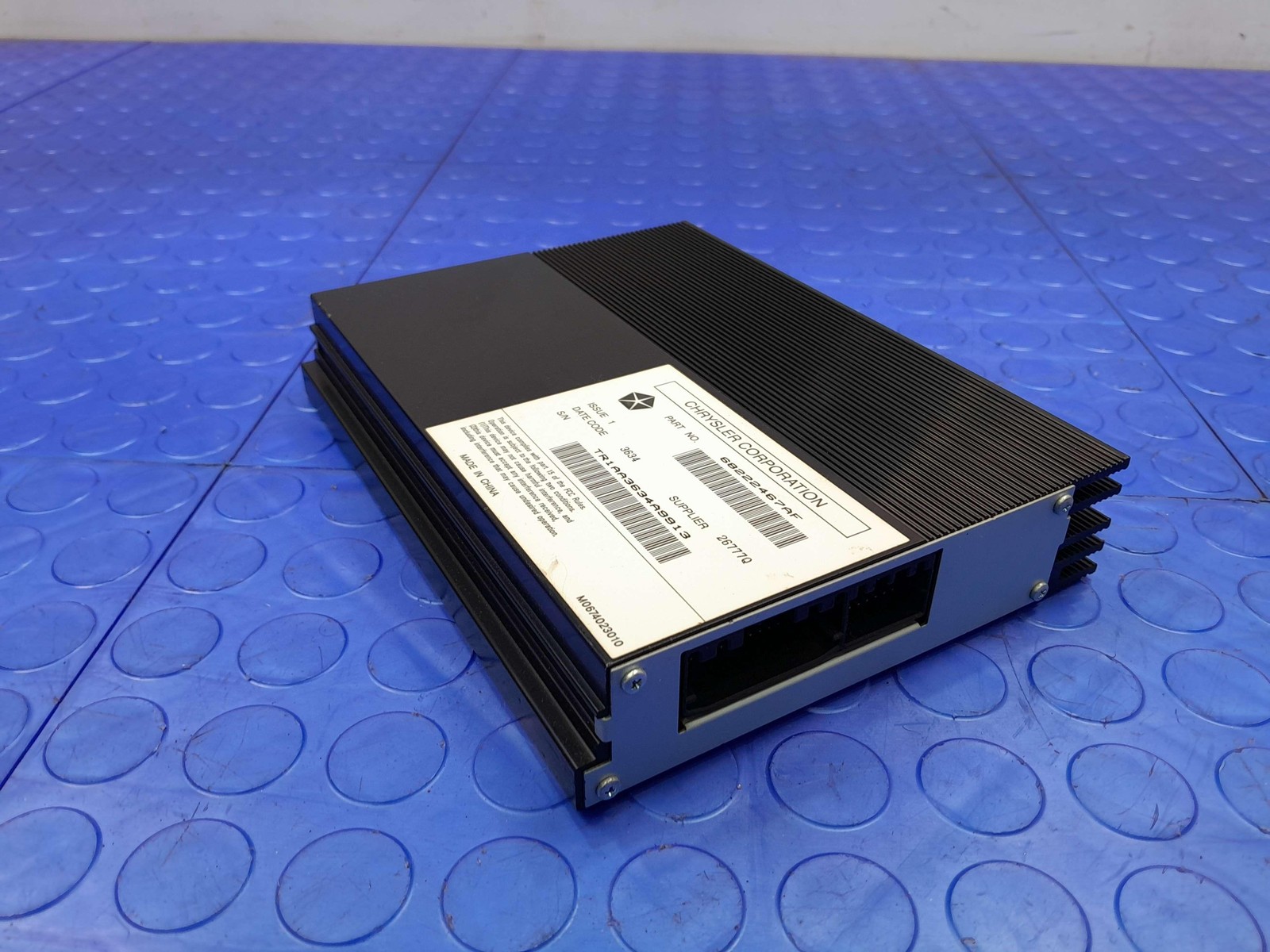 15-16 Dodge Charger Challenger 276 Watt Radio Audio Amplifier OEM 68222467AF
