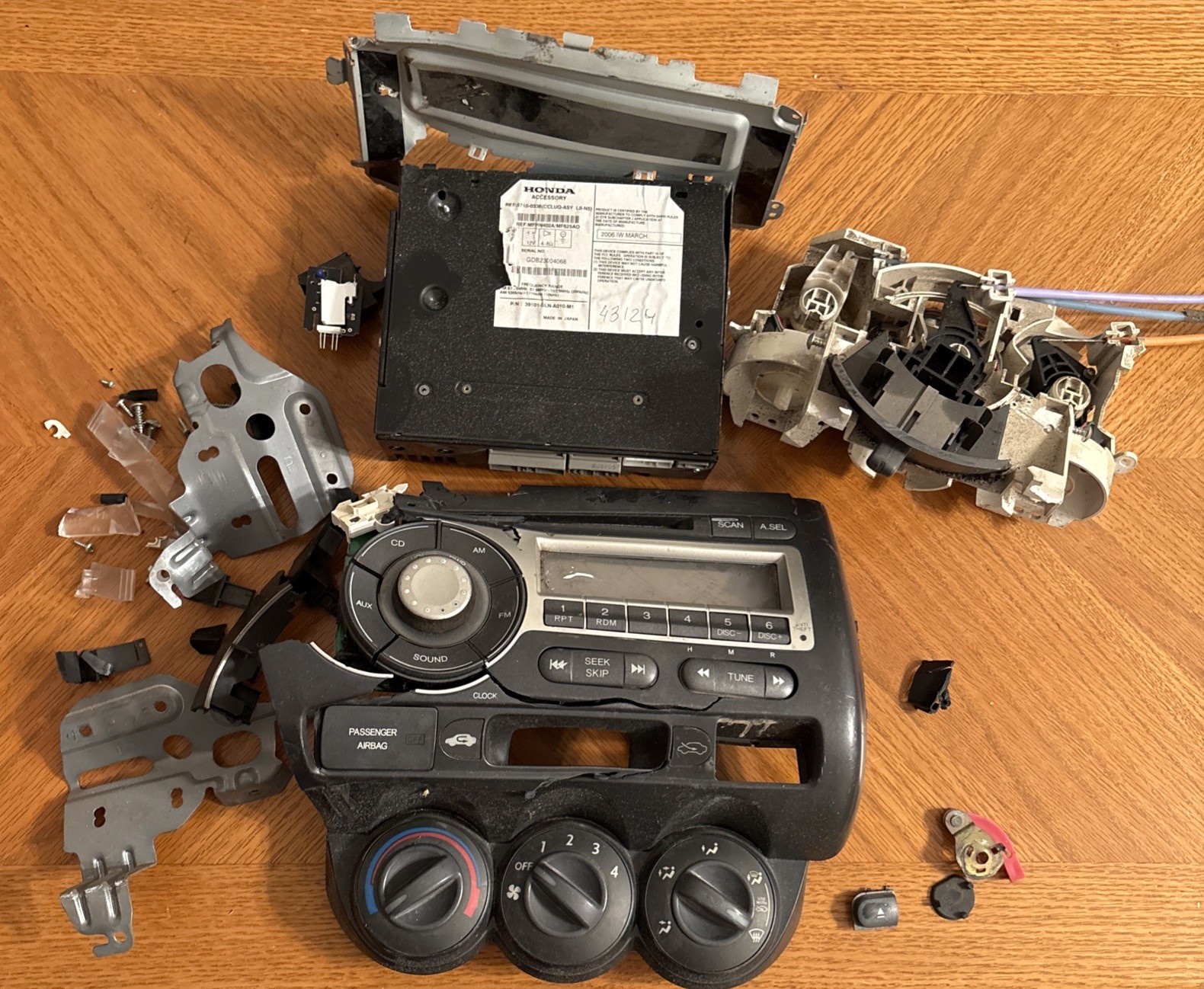 HONDA FIT RADIO AM/FM CD PLAYER CLIMATE CONTROL 39101-SLN-C010 DAMAGED/FOR PARTS