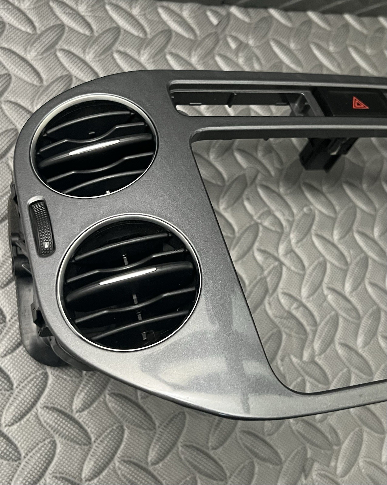 2009-2017 VW VOLKSWAGEN TIGUAN RADIO HEAD UNIT WITH DASH BEZEL OEM 5NO 858 071