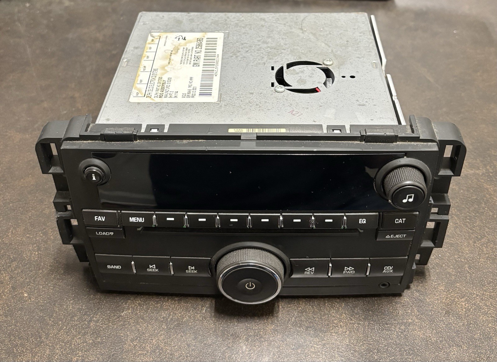 Delphi OEM GM radio with integrated AM/FM and CD player