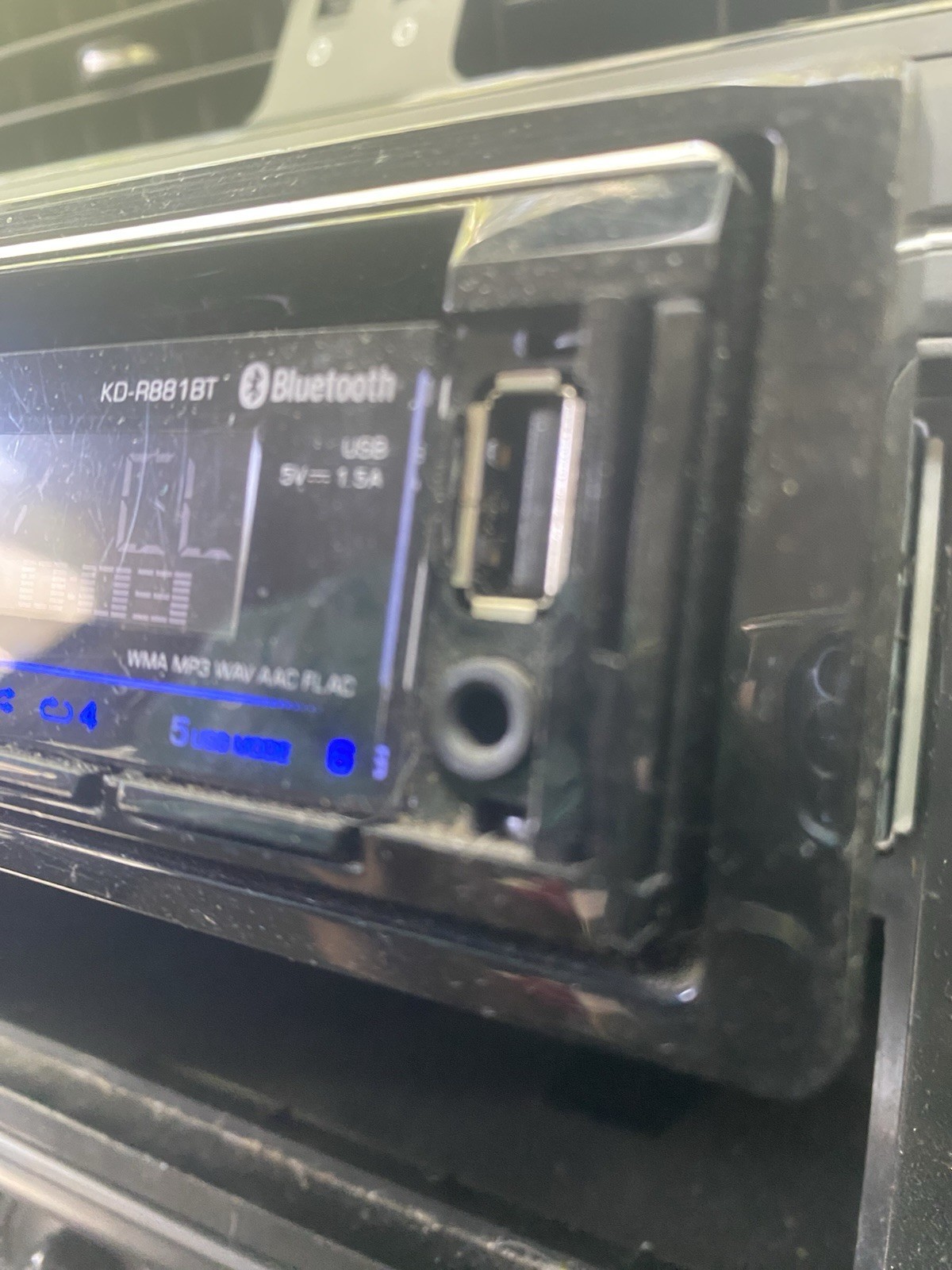 JVC KD-R881BT Car Head Unit. Radio – CD / USB / Front AUX / Bluetooth